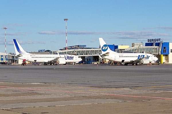 Авиакомпания Utair запустила рейсы из Сургута в Волгоград Авиакомпания Utair запустила рейсы из Сургута в Волгоград. Это новое направление для авиаперевозчика. Первый рейс отправился со стопроцентной загрузкой – 124 пассажира. Об этом сообщает AVIA.RU со ссылкой на данные аэропорта Сургут. Как отмечается в сообщении в телеграм-канале, в честь начала полетной программы перевозчик устроил небольшой сюрприз – случайному пассажиру экипаж рейса вручил сертификат на полет по любому направлению маршрутной сети внутри страны. Счастливым пассажиром оказалась Марина Лободенко, которая проживает в ЯНАО и вылетала на отдых со своим питомцем. aviaru.net/n284142