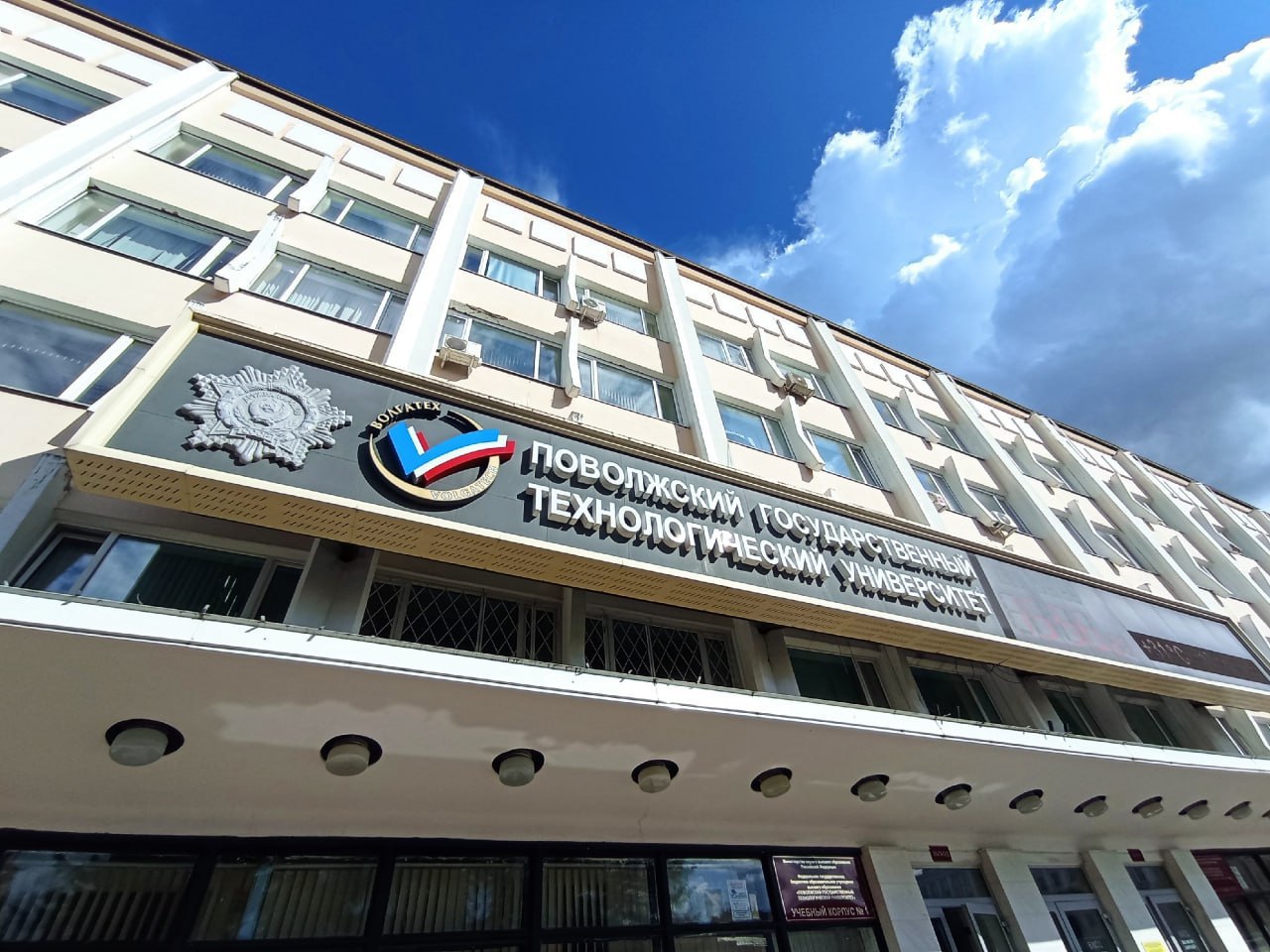 Предварительные итоги приемной кампании 2025 года в ПГТУ демонстрируют стабильный интерес к Волгатеху: университет принял свыше 11 000 заявлений на различные направления подготовки. Средний балл ЕГЭ по общему конкурсу составил 63,05.   Особое внимание в Волгатехе уделяется поддержке участников специальной военной операции и их семей: в рамках отдельной квоты зачислено 83 абитуриента, включая 24 участника СВО и 59 детей участников СВО.  Популярные направления остаются неизменными: абитуриенты традиционно выбирают программы, связанные с информационными технологиями, что обусловлено тесным сотрудничеством университета с ведущими IT-компаниями и высокой востребованностью специалистов в этой сфере.   Также повышенным спросом пользуются направления факультета управления и права и экономического факультета.