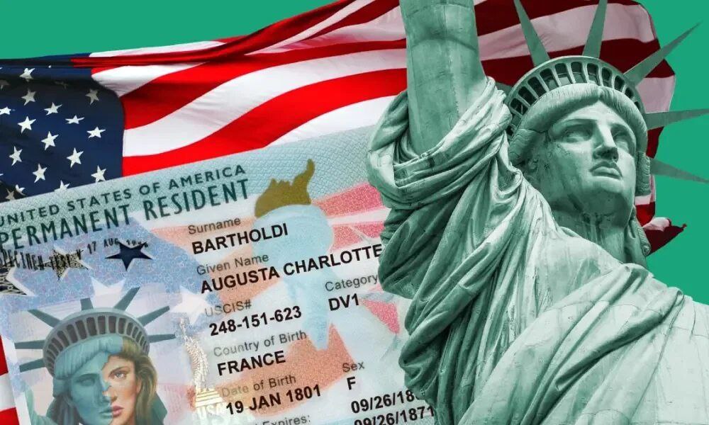 США объявили о приостановке программы розыгрыша грин карт США приостанавливают программу розыгрыша грин карт в связи с тем что подозреваемый в стрельбе в Брауновском университете въехал в страну по этой программе заявила министр внутренней безопасности США Кристи Ноэм Подписаться на канал Узбекистан Online