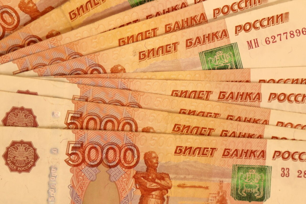 Подрядчика петербургского метро подозревают в мошенничестве на 2 млн рублей В Петербурге возбудили дело о мошенничестве в особо крупном размере ч 4 ст 159 УК РФ при исполнении госконтракта сообщила пресс служба прокуратуры 25 августа Хищения могли произойти при поставке материалов для работ в петербургском метро Как выяснила прокуратура в ходе проверки исполнения законодательства АО Метрострой Северной столицы заключил с ООО Д Текс контракт на поставку алюминиевого профиля для изготовления балюстрады эскалатора При этом сотрудники компании подрядчика якобы похитили свыше 2 млн рублей аванса так и не приступив к исполнению обязательств Отметим что на сайте госзакупок есть сведения о запросе котировок на поставку алюминиевого профиля от 2022 года где заказчиком выступил Метрострой Северной столицы Судя по данным сайта в середине июля 2023 года контракт на сумму 3 1 млн рублей был расторгнут