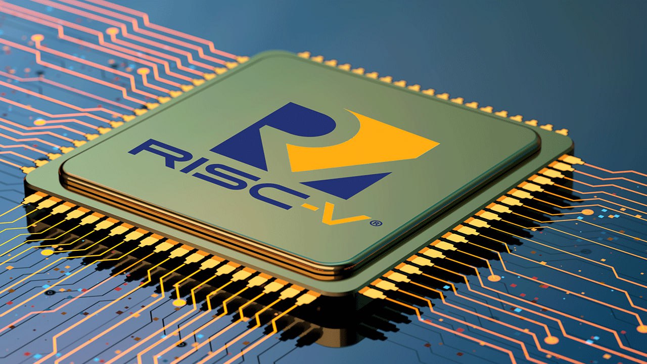В России запустят производство CPU с архитектурой RISC V Сейчас несколько компаний занимаются разработкой процессоров на базе RISC V все они находятся на стадии ранних прототипов Но по словам представителя Индустриального комитета российского Альянса RISC V Романа Попова в 2026 году и чуть позже ожидается их массовое производство А вот с микроконтроллерами общего применения MCU дела обстоят получше Уже сейчас доступны  MIK32 АМУР от Микрон  K1921вг015 от АО НИИЭТ  и BE U1000 от Байкал Электроникс Как прогнозирует Попов в следующем году от этих компаний на рынке появится уже более десятка микроконтроллеров Напомним что недавно Альянс Risc V Аквариус Yadro Байкал Электроникс просил оказать господдержку этой архитектуре  предоставить субсидии на НИОКР  возмещать затраты на патенты для продукции на базе Risc V  cтимулировать производство и экспорт продукции  субсидировать затраты на ее внедрение  сделать приоритетной закупку оборудования на базе RISC V с использованием механизма второй лишний При этом согласны с этой идеей были не все в МЦСТ считают что подход должен быть одинаков ко всем отечественным процессорам если разработка микропроцессоров и их ядер происходит в России Разумеется так в МЦСТ намекали на собственную архитектуру Эльбрус   МашТех