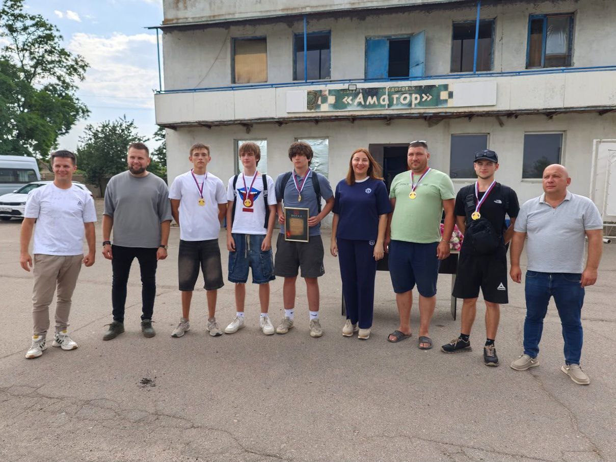 Завершился финал чемпионата Новотроицкого муниципального округа по киберспорту  Участники из Геническа и Новотроицкого сошлись в финале открытого чемпионата по компьютерному спорту.  Игры прошли на базе спортклуба «Аматор». Организатор — Спортивный центр развития киберспорта и спортивного программирования при поддержке администрации Новотроицкого округа.  Результаты турнира:  Dota 2:   STORION  Новотроицкое ;   Parasma  Геническ ;   Drawing Team  Новотроицкое .  Counter-Strike 2:   HTU  Геническ ;   SPARTA TEAM  Новотроицкое ;   Team Minions  Новотроицкое .    Кроме того, председатель регионального отделения Федерации компьютерного спорта России Олег Иванов вручил благодарность главе Новотроицкого округа Евгении Кузьменко за вклад в развитие киберспорта.  Минспорт Херсонской области