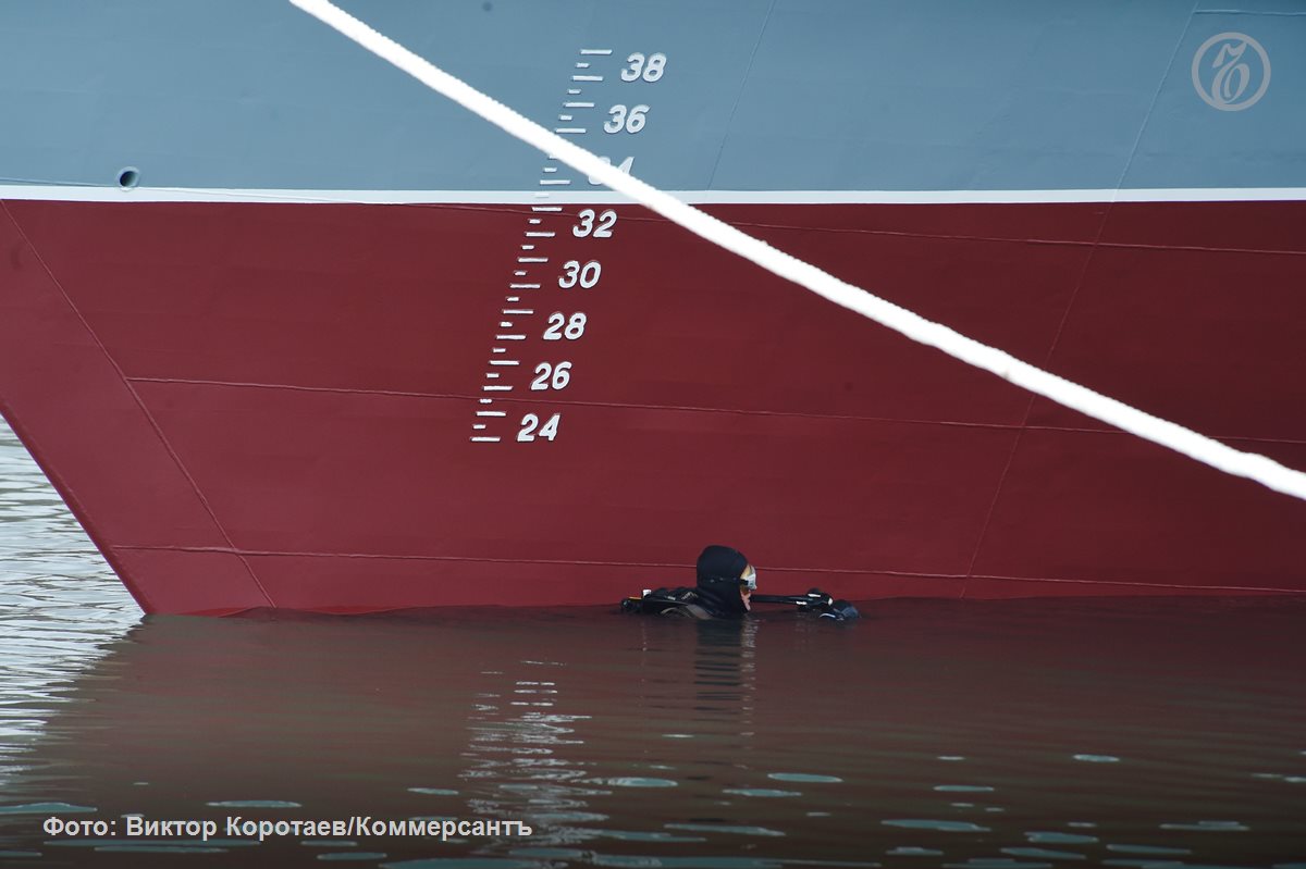 Затраты на осмотр подводной части приходящих из за рубежа судов на предмет взрывных устройств и подозрительных предметов будут возложены на операторов портов Такая норма содержится в постановлении правительства от 25 ноября Ужесточение контроля связано с тем что в течение всего 2025 года на судах находящихся в портах недавно их посещавших или направляющихся в них регистрируются инциденты носящие признаки внешнего вмешательства По данным отчета о государственном портовом контроле ФГБУ ИАСЦ Росморречфлота в 2024 году иностранные суда совершили в общей сложности 26 7 тыс заходов в порты РФ Грузоотправители говорят что цена услуги в норме составляющая 300 тыс руб порой доходит до 1 млн руб и наблюдается дефицит водолазов особенно на Дальнем Востоке Стивидоры недоумевают почему обязанность организовывать обследование днищ судов водолазами возложена на них Участники отрасли с беспокойством ожидают зимнего сезона и льдов Ъузнал