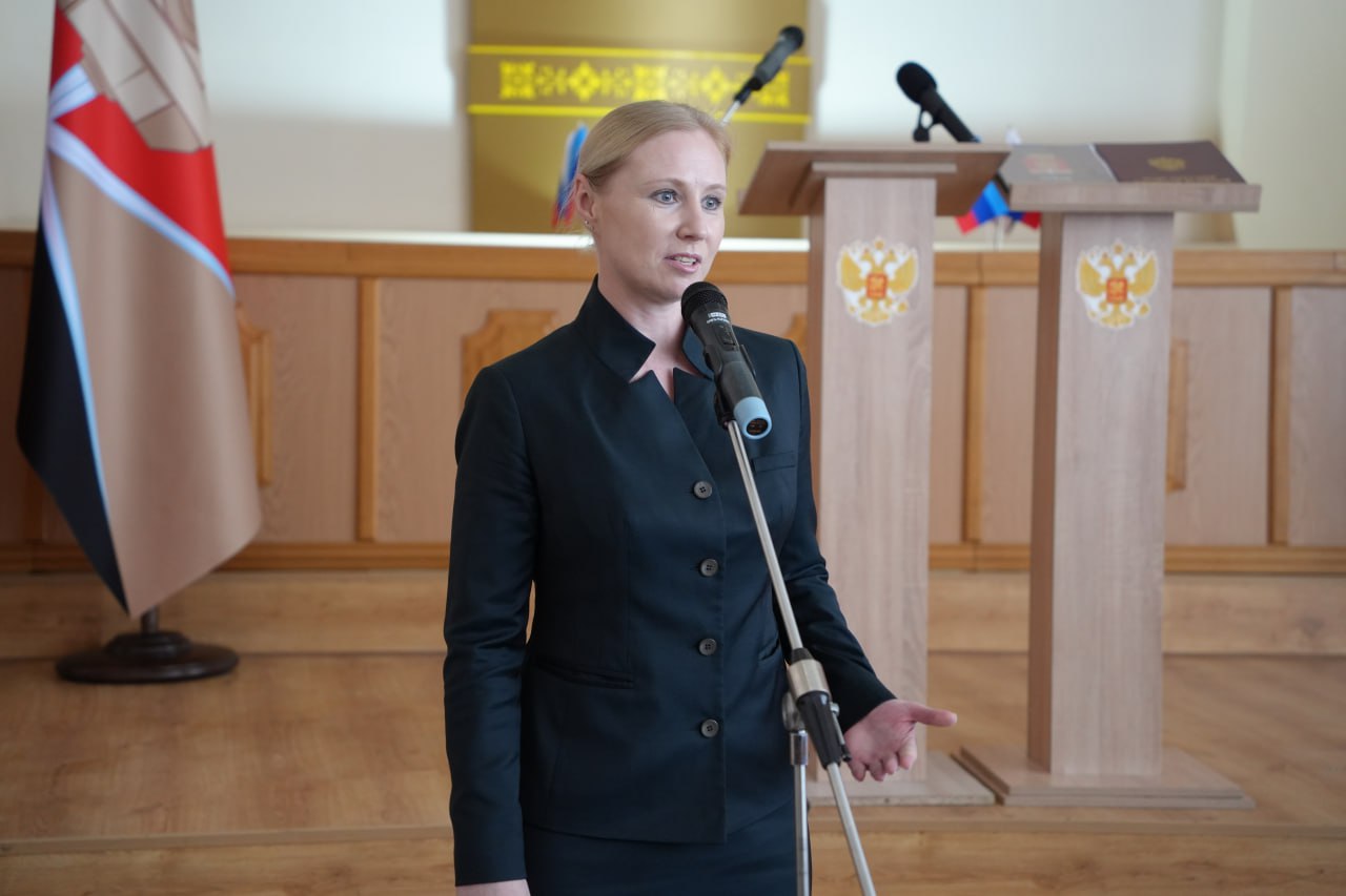 Светлана Гребенькова, ранее временно исполнявшая полномочия руководителя городского округа, вступила в должность главы Алчевска. Соответствующее решение, как сообщает пресс-служба Администрации Глава ЛНР, принял Совет городского округа. Первый замруководителя Администрации Главы ЛНР Анна Рослякова подчеркнула важность развития муниципалитетов Республики. «Уверена, что профессионализм и опыт Светланы Петровны позволят ей эффективно решать задачи, поставленные перед городом. А неравнодушие к проблемам людей будет способствовать повышению качества жизни алчевцев», — отметила Рослякова.