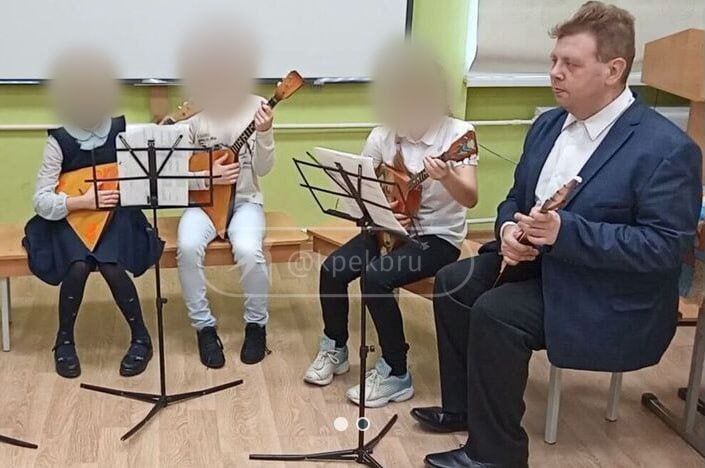 Учитель из Екатеринбурга душил детей пакетом за деньги подражая маньяку Задержан 33 летний учитель игры на балалайке Артем В которого подозревают в вовлечении несовершеннолетних в опасные для жизни действия Педагог приглашал к себе домой детей в возрасте от 10 до 15 лет и предлагал им пройти проверку дыхания сообщает Е1 Затем он надевал на голову ребенку пакет и душил его в течение длительного времени до 30 минут Странные увлечения педагога вскрылись после того как слухи пошли среди учеников а затем появилось видео на нем учитель сидит перед лежащим мальчиком и держит пакет надетый ему на голову Родители немедленно обратились в полицию По информации Базы Артем В оказался подражателем известного советского маньяка Анатолия Сливко который душил мальчиков подростков Учитель даже был зарегистрирован в соцсетях под псевдонимом Анатолий Сливко Как и его кумир он заманивал детей под предлогом испытания на выносливость Следователи возбудили уголовное дело по статье Вовлечение несовершеннолетнего в совершение действий представляющих опасность для жизни ст 151 2 УК РФ Учителю грозит до трех лет колонии В СКР эту историю пока не комментируют Родители учеников Артема В также рассказали что педагог мог грубо накричать на детей или поднять их за шиворот При этом взрослым которые реагировали на жалобы он говорил что ученики врут КП Екатеринбург Уралити