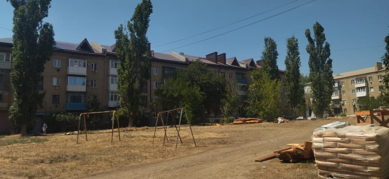 В Краснодоне продолжается реализация специального инфраструктурного проекта, в рамках которого выполняется капитальный ремонт скатной кровли на многоквартирных домах по адресам: кв. Титова, д. 12 и д. 13. На сегодняшний день ремонтные работы уже вышли на завершающую стадию. Проект реализуется в тесном сотрудничестве с шефом-регионом — Тюменской областью. В ходе капитального ремонта были полностью демонтированы устаревшие конструкции, произведена укладка новых стропильных систем с применением высокопрочных материалов, обеспечено эффективное утепление и гидроизоляция крыш. Монтаж новых водосточных систем и ливневых стоков позволит исключить протечки и образование сырости в помещениях. На данный момент рабочие завершают установку финишного кровельного покрытия. Все мероприятия реализуются с учетом строительных стандартов и строгим соблюдением безопасности. Следите за обновлениями! Сергей Козенко