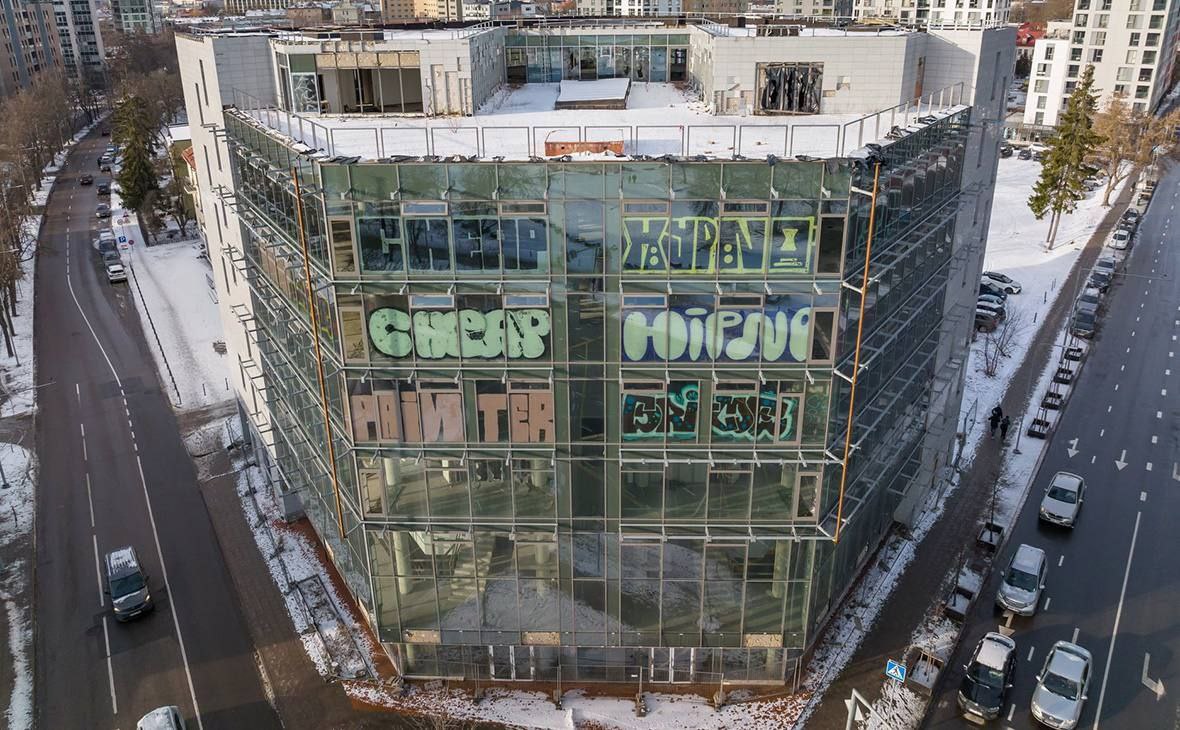 Литовским властям не хватило денег на снос “Дома Москвы”. В Вильнюсе приостановили демонтаж здания, начатого ещё в 2023 году. Стоимость работ оценили в €1,8 млн без НДС, но собрать нужную сумму так и не удалось. Хотя планировалось снести объект к концу прошлого года, сейчас проект фактически заморожен. НАШИ РЕСУРСЫ: Telegram Tik-tok YouTube RUTUBE