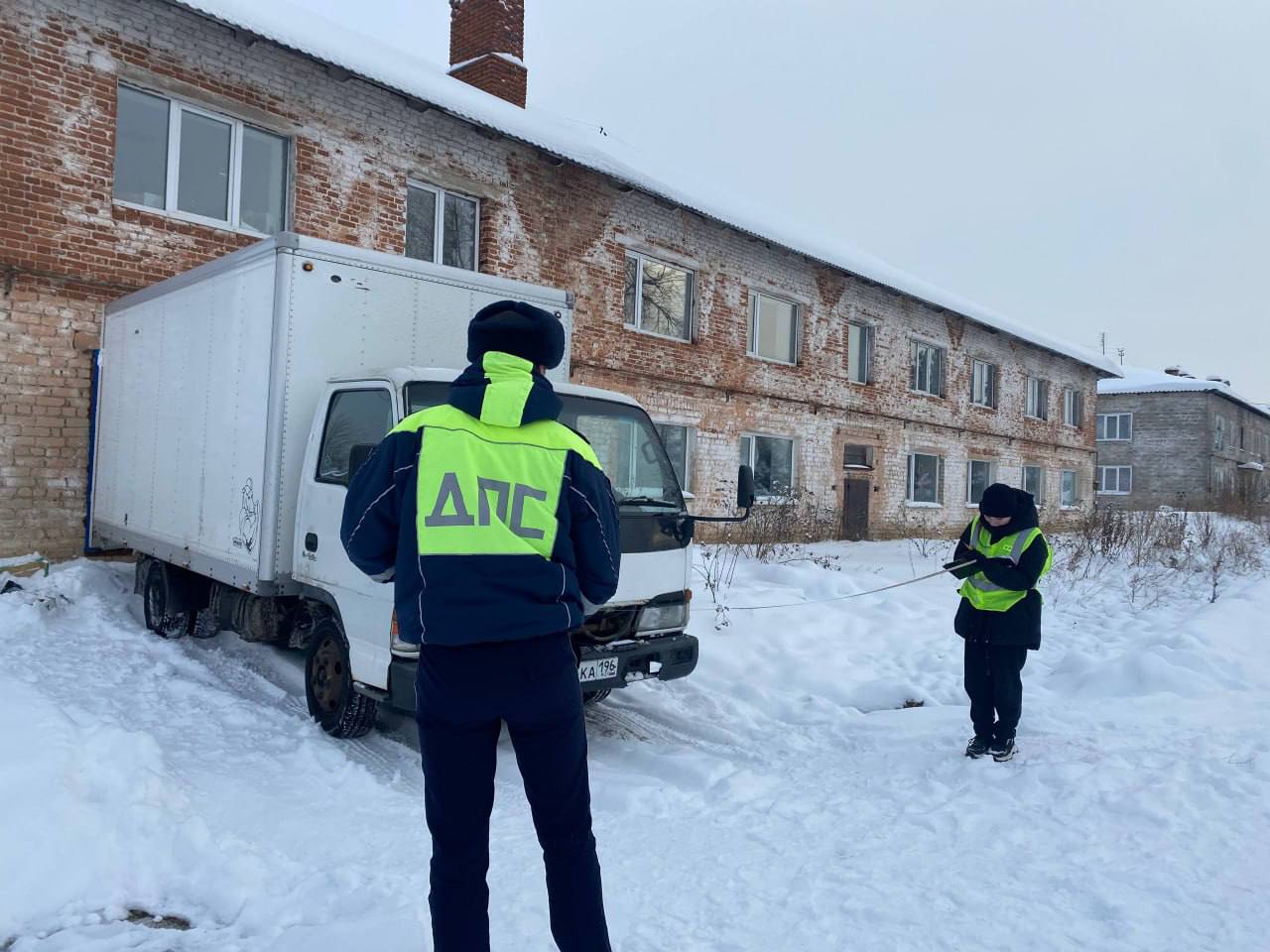 17 летнего юношу сбил водитель грузовика в Верхней Салде По предварительной информации 27 летний водитель Isuzu ELF при движении задним ходом допустил наезд на несовершеннолетнего которого ранее привлек для обеспечения маневра Пострадавший с травмами был доставлен в Центральную районную больницу 1 Нижнего Тагила ГИБДД