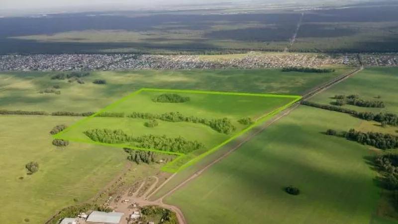 Огромный земельный участок во Власихе готовят под комплексную застройку Участок примыкает к улице Радужной, но при этом имеет адрес по улице Мамонтова и абсолютно пуст: для развития территории ничего не потребуется сносить. Земля находится в федеральной собственности, а начальная стоимость права заключить договор КРТ составляет 20,3 млн рублей с шагом в 611 тысяч рублей. Заявки на участие в аукционе можно подать до 11 августа 2025 года. Напомним, закон о КРТ обязывает застройщика, изъявившего желание взять в работу ту или иную территорию, строить многоквартирные дома, которые обеспечены социальной инфраструктурой школами, детсадами, поликлиниками, коммерческой инфраструктурой, местами отдыха и т. д. на момент заселения. ТОЛК