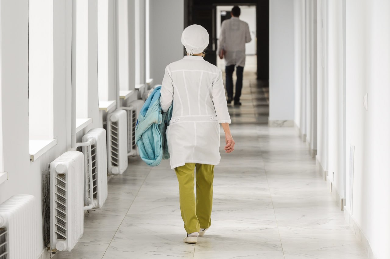 Больше всего своей работой довольны медики и программисты меньше всего охранники продавцы и курьеры следует из исследования SuperJob результаты которого есть у РБК Высокие показатели удовлетворенности работой также у медицинских сестер 59 водителей 58 и HR менеджеров 57 В общей сложности 45 опрошенных россиян ответили что они удовлетворены своим профессиональным выбором и сделали бы его снова Другую сферу деятельности предпочел только каждый третий 35 респондент а каждый пятый 20 затруднился с ответом Среди мужчин доля довольных своим профессиональным выбором выше чем среди женщин 48 против 43 соответственно Среди россиян с высшим образованием 44 заявили что довольны развитием карьеры Среди тех у кого среднее профессиональное образование положительно ответили 40 Молодежь до 35 лет демонстрирует наименьший уровень уверенности в своем выборе 41 следует из исследования Среди 35 45 летних этот показатель выше и составляет 47 а среди респондентов от 45 лет 51 Больше всего же довольны выбором профессии те чей ежемесячный доход превышает 100 тыс руб 57 Фото Vadim Akhmetov URA RU Global Look Press Следить за новостями РБК в МАХ