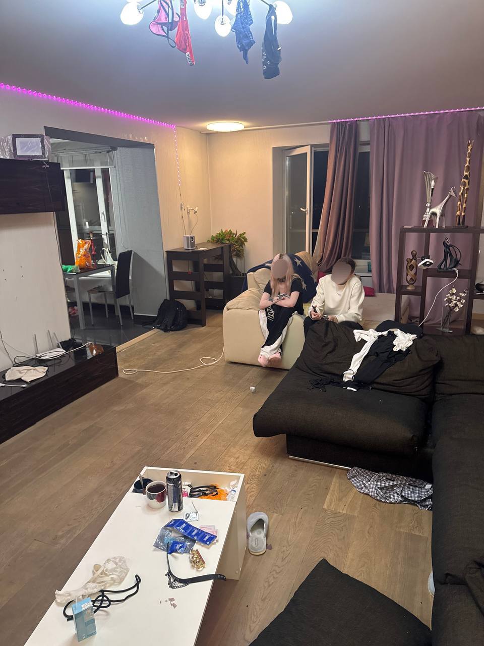 В Екатеринбурге накрыли стрим хату где круглосуточно снимали порно Порностримы велись в квартире на улице Щербакова В помещении повсюду размещены камеры даже в ванной разбросаны секс игрушки и средства контрацепции Соседи которые живут вокруг этой квартиры каждую ночь вздрагивали от того что здесь происходит крики и оры и так далее рассказал общественник Дмитрий Чукреев Участники съемок молодые люди 20 26 лет подписывавшие согласие на съемку Их доставили в отдел полиции Подписаться Прислать новость