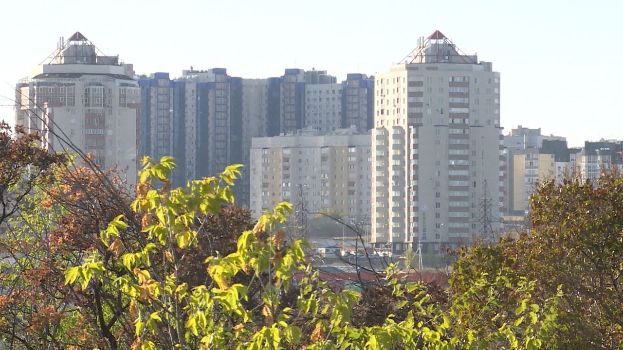 Волгоград вошел в топ 3 мегаполисов по размеру скидки на вторичку Дисконт в городе на Волге в третьем квартале этого года составил 5 4 Аналогичный показатель отмечен в Нижнем Новгороде Выше в Краснодаре и Челябинске Замыкают топ 5 Новосибирск и Ростов на Дону С начала года скидки на вторичку в миллионниках постепенно увеличиваются В первом квартале средний дисконт составлял 4 6 во втором 5 в третьем 5 1 сообщает ТАСС со ссылкой на коммерческого директора сервиса Яндекс Недвижимость Евгения Белокурова Подписаться Перейти на сайт