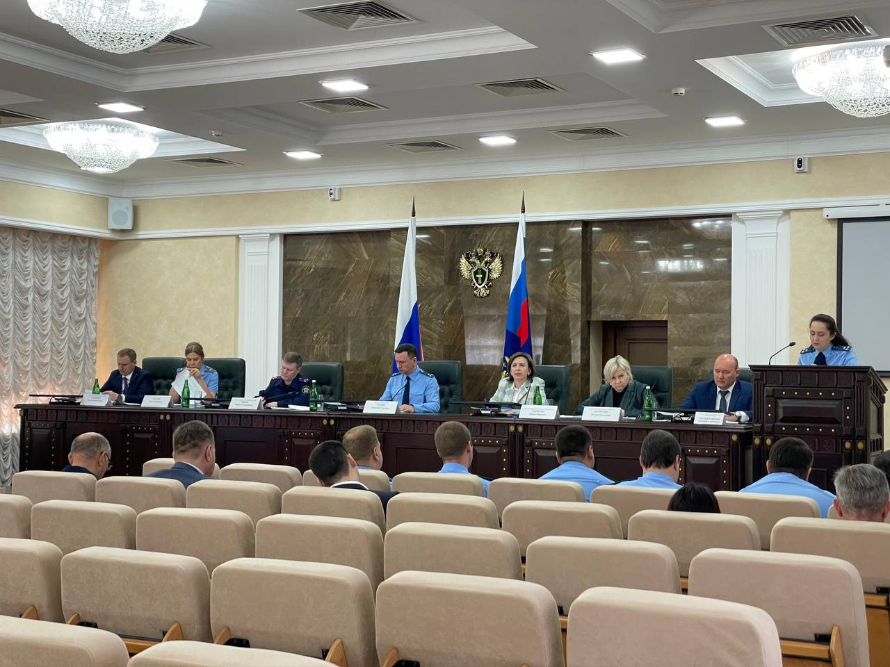 В прокуратуре края состоялось заседание межведомственной рабочей группы по защите трудовых прав граждан Сегодня, 16 мая 2025 года, под председательством первого заместителя прокурора края Александра Трухина проведено заседание межведомственной рабочей группы по вопросам соблюдения трудовых прав граждан. В совещании приняли участие руководитель Государственной инспекции труда в крае, заместители руководителей СУ СК России по краю,УФНС России по краю, Управления Росреестра по краю, ГУ ФССП России по краю, представители УЭБиПК ГУ МВД России по краю, региональных министерств экономики, труда и социального развития. Межведомственной рабочей группой обсуждены принимаемые меры по соблюдению прав граждан на оплату труда, погашению имеющейся задолженности по заработной плате на предприятиях, расположенных в Апшеронском, Красноармейском и Северском районах, г. Краснодаре. Руководители организаций предостережены о недопустимости нарушений законодательства, трудовых прав работников. На заседании также рассмотрены вопросы состояния законности в сфере соблюдения прав граждан на своевременную и в полном объеме оплату труда, дана оценка полноте и эффективности мероприятий, проводимых уполномоченными органами, арбитражными управляющими. Выработан дополнительный комплекс мер, направленных на восстановление нарушенных прав граждан, обеспечение выплаты им денежных средств. Вопросы соблюдения прав трудовых прав граждан находятся на постоянном контроле органов прокуратуры края.