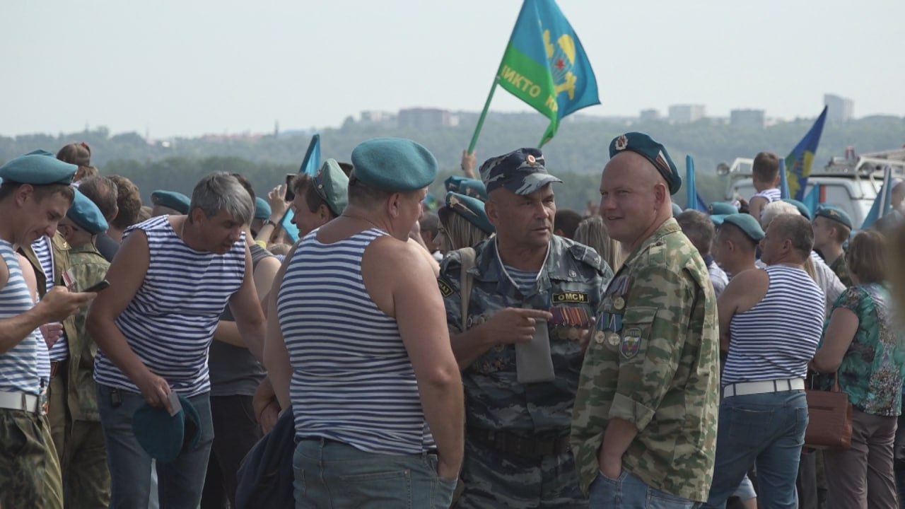 В Уфе из-за празднования Дня ВДВ на четыре часа закроют парковку у парка Победы Как сообщили в мэрии Уфы, 2 августа с 08:00 до 12:00 будет закрыто движение на стоянке по ул. Комарова. Связано это с церемонией возложения цветов в честь празднования Дня воздушно-десантных войск. Оно состоится в 10:00.