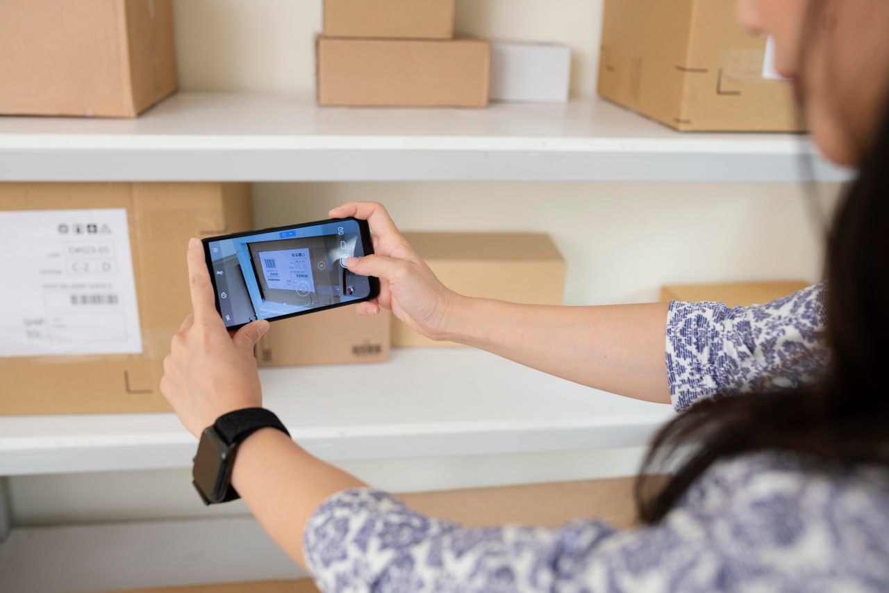 Роспотребнадзор и Центр гигиены и эпидемиологии проводят горячую линию по цифровой маркировке товаров С 3 по 13 ноября жители округа смогут получить бесплатные консультации по вопросам цифровой маркировки товаров Сергиево Посадский территориальный отдел Управления Роспотребнадзора по Московской области совместно с Консультационным центром и консультационными пунктами Федерального бюджетного учреждения здравоохранения Центр гигиены и эпидемиологии в Московской области организуют информационную акцию Цель горячей линии помочь потребителям разобраться в нюансах цифровой маркировки которая становится все более распространенной в сфере оборота товаров В рамках акции будут рассмотрены следующие вопросы Работа портала ГИС ЗПП Специалисты расскажут о возможностях Государственной информационной системы в сфере защиты прав потребителей ГИС ЗПП в частности о том как с помощью портала можно получить информацию о фальсифицированных продуктах Это важный инструмент для потребителей позволяющий проверить подлинность и безопасность приобретаемых товаров Разъяснения по вопросам цифровой маркировки Будут даны подробные ответы на вопросы связанные с самой системой цифровой маркировки Это может касаться того как проверить маркировку товара какие данные она содержит как она влияет на права потребителей и производителей а также какие товары подлежат обязательной маркировке Телефон горячей линии Управления Роспотребнадзора по Московской области 8 800 550 04 36 бесплатный звонок по России 8 498 684 48 11 Телефон Консультационного центра 8 495 582 93 03 Для жителей Сергиево Посадского городского округа предусмотрена возможность получить консультацию лично Сергиево Посадский территориальный отдел Управления Роспотребнадзора по Московской области проводит приём по адресу Московская область г Сергиев Посад Хотьковский проезд д 18 Телефон для записи и справок 8 496 549 08 22 Фото freepik com