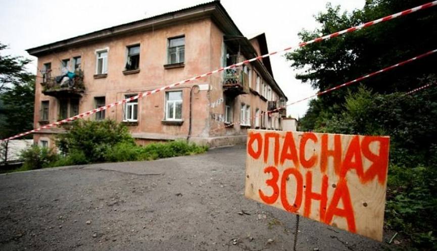 Мэр Лабытнанги Трескова переселяла жителей аварийных домов в новые квартиры, не пригодные для жизни Один из горожан через суд доказал, что выданное ему жильё нарушает санитарные нормы — в доме не работает общедомовая вентиляция, что противоречит требованиям СанПиН. Суд согласился с доводами истца и по требованию прокуратуры вынес в адрес мэра частное определение: в течение месяца Трескова обязана устранить нарушения. Теперь в ситуацию могут вмешаться и другие переселенцы, оказавшиеся в аналогичных условиях. Подписаться Прислать новость