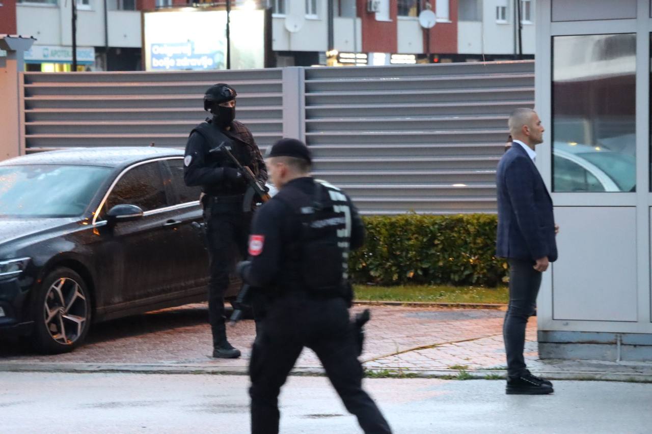В Восточном Сараево попытка задержания Милорада Додика. Сотрудники SIPA поджидали его у Административного центра правительства Республики. По данным СМИ, офицеры МУП Республики, сопровождающие президента, «дали отпор» и не дали вручить ему ордер об аресте. На фото можно заценить обстановку в Республике. Перемещается господин Додик теперь исключительно в сопровождении вооруженной охраны. — задаём мировые тренды с 28 июня 1914 года