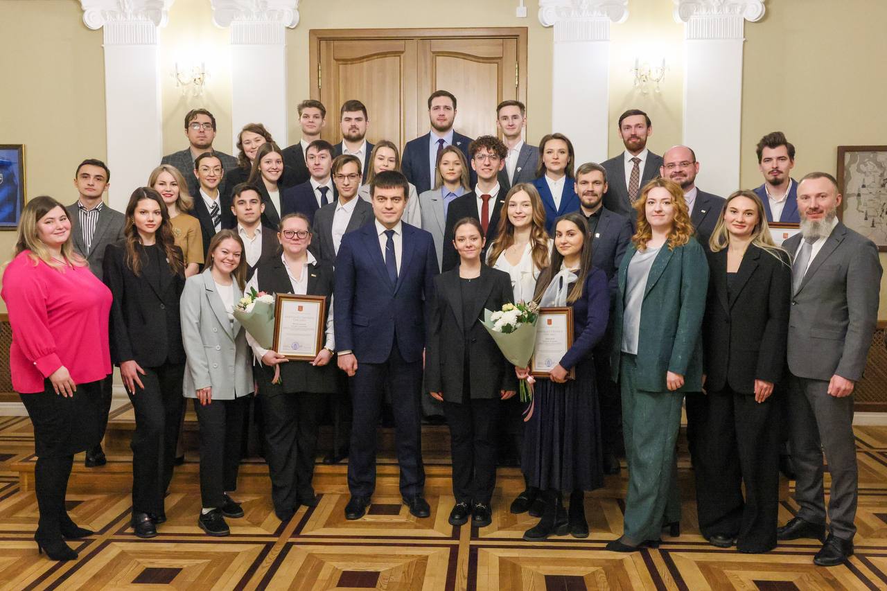 На встрече с молодежным экспертным советом и его выпускниками разных лет подвели итоги работы и обсудили новые задачи.  За 15 лет своей деятельности молодежное правительство края 13 раз признавалось лучшим в России. Многие ребята, которые прошли через этот проект, сегодня занимают руководящие должности в крае.  В этом году наш молодежный совет впервые стал победителем национальной премии «Время молодых» в номинации «ГосСтарт» за достижения, которые способствуют повышению привлекательности государственной и муниципальной службы.  Летом был сформирован новый состав молодежного правительства. Его участники уже включились в проекты по финансовому просвещению, формированию экологической культуры и экспертную работу. Сегодня договорились, что они также примут участие в подготовке к 80-летию Победы и 400-летию Красноярска. Уверен, что благодаря их энергии и энтузиазму в крае будет реализован целый ряд новых инициатив в сфере молодежной политики.