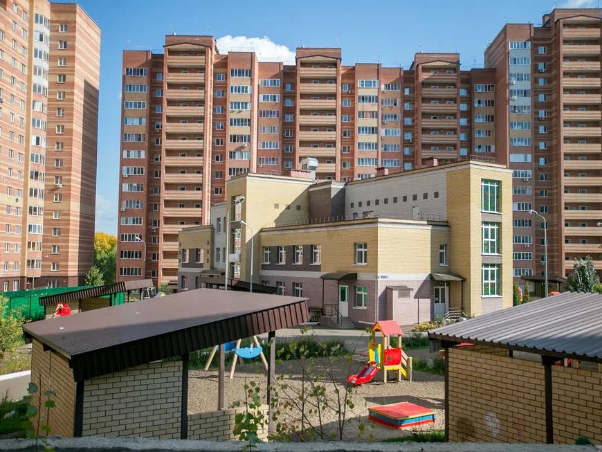 В Казани за пять лет открыли 12 новых школ и 21 детсад В Казани реализуется масштабная программа по строительству и ремонту образовательных учреждений За последние пять лет открыто 12 школ и 21 детский сад В планах капитальный ремонт 186 детских садов 138 школ и 36 учреждений дополнительного образования В этом году завершены ремонты в детских садах 415 и 302 а также в школах для детей с ограниченными возможностями здоровья Открыты новый физико математический лицей и детский сад в ЖК Лето Также модернизируются школьные столовые обновлено оборудование в 12 школах установлены контрольно пропускные пункты для повышения безопасности Подписаться Сообщить новость Вести Татарстан в MAX