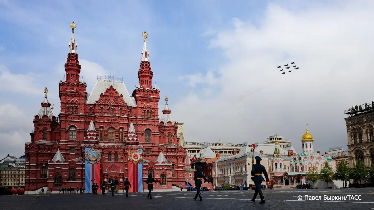 ТАСС в прямом эфире покажет трансляцию парада Победы на Красной площади Парад начнется в 10 00 мск Трансляция будет доступна в Telegram во ВКонтакте на Rutube за текстовой онлайн трансляцией следите на сайте ТАСС