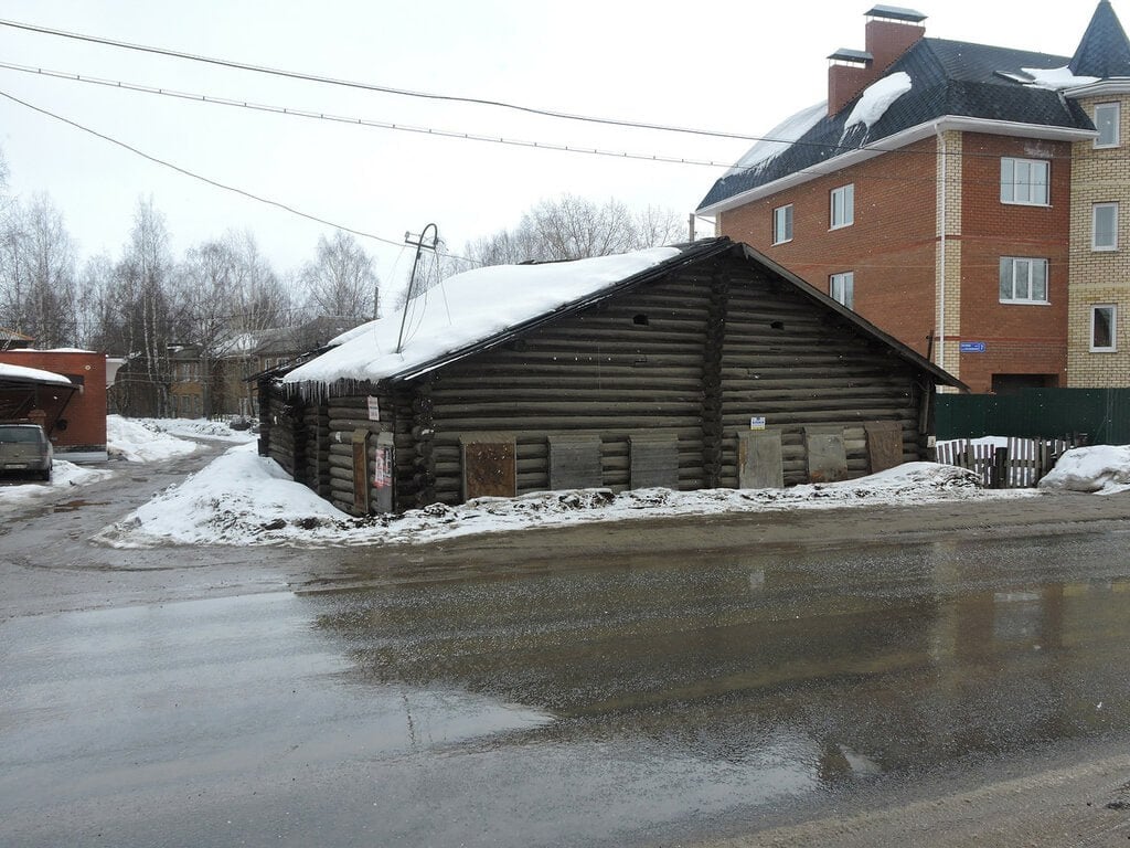 В Коми 3/4 построенного жилья приходится на частные дома. Так за с января по ноябрь 2024 года в регионе введена в пользование 201 тыс. м². жилья, из них на квартиры приходится всего 50 тыс. м². Такой перекос в сторону индивидуального жилищного возник из-за того, что население Сыктывкара постепенно перетекает в пригороды. Особенно от этого выиграли Выльгорт и окрестные поселения. По площади они постепенно приближаются к размеру самого Сыктывкара. Благодаря этому Сыктывдинский район оказался единственным муниципалитетом Коми в котором по итогам последних лет растет население. Учитывая рост цен на квартиры и отмену льготной ипотеки строительство дома может оказаться не таким уж затратным предприятием.   Также важный фактор - переселение из аварийного жилья. В сельских районах местные власти зачастую переселяют людей в одноэтажные длинные дома, где каждый подъезд - отдельная квартира со своим задним двориком. Каждый из таких подъездов формально считается частным домом.   Смотря на статистику учитывайте, что речь именно о метрах квадратного жилья, если смотреть на количество объектов, то жилых домов окажется 1,4 тыс, а квартир 1,2 тыс. Перевес и тут в сторону первых, но уже не такой значительный.   Гаркуша.