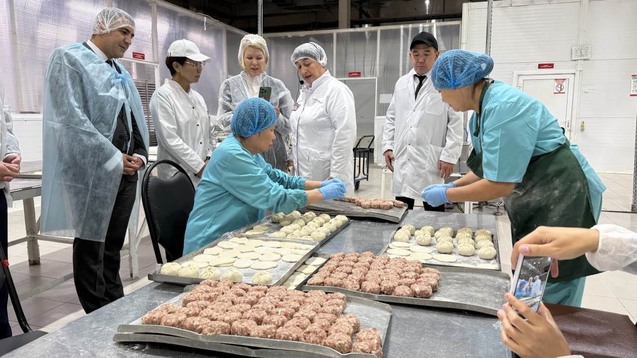 Замминистра промышленности и торговли РФ оценила внедрение маркировки на предприятиях Бурятии Екатерина Приезжева посетила ведущие предприятия Бурятии кондитерскую фабрику АМТА Бурятмяспром Молоко Бурятии где ознакомилась с процессом внедрения системы маркировки Честный знак Она оценила эффективность новых решений для бизнеса отметив что маркировка является важным шагом в обеспечении прозрачности и безопасности рынка Мы видим как предприятия и крупные и малые и средние успешно адаптируются к новым требованиям и оцениваем позитивный эффект на рынок в целом Цель маркировки не только борьба с фальсификатом но и создание честного и открытого рынка для потребителей Благодарю коллег за сотрудничество в этом процессе сказала Екатерина Приезжева