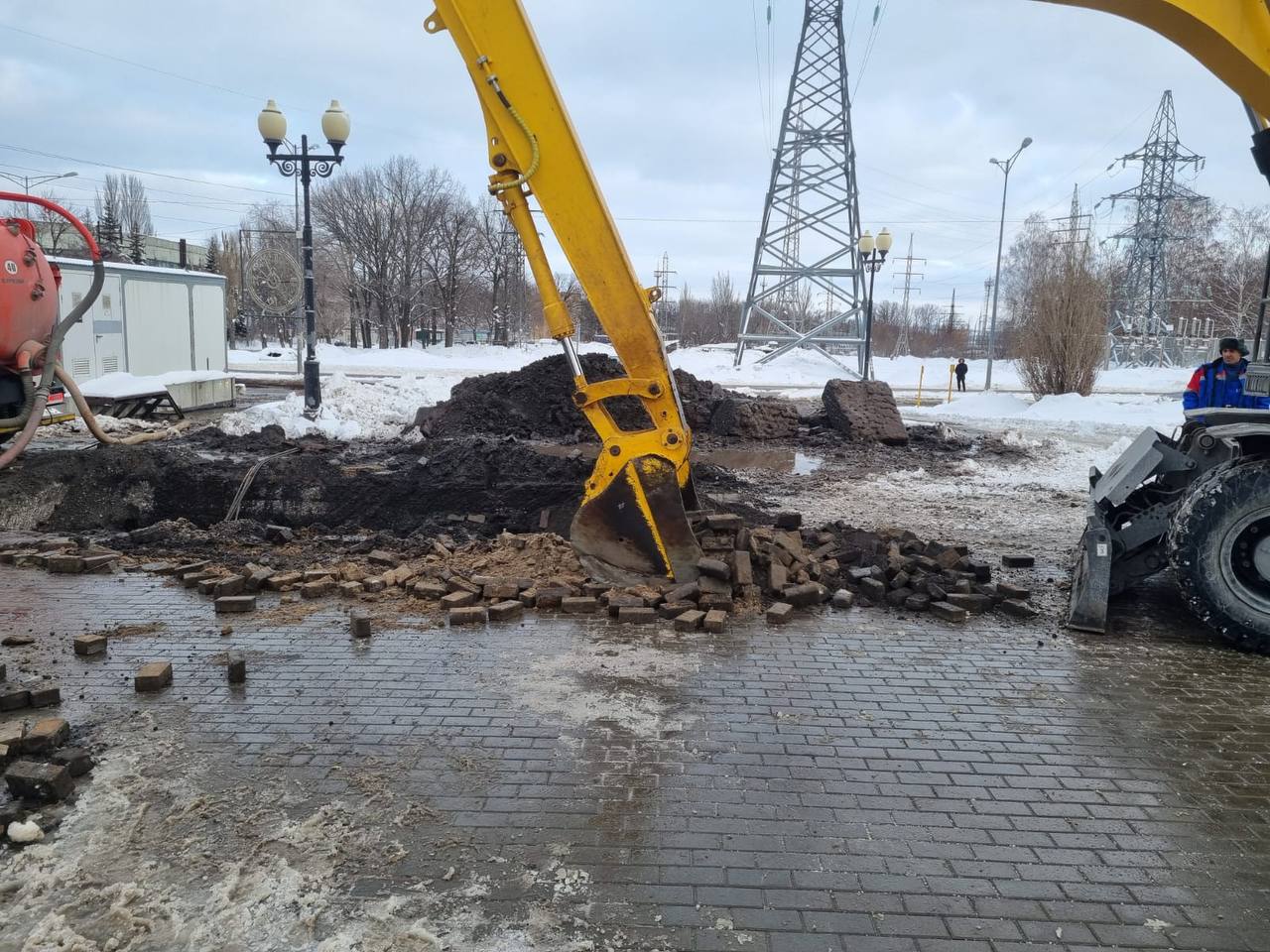 В пос. Мехзавод восстанавливают подачу холодной воды в МКД. Ситуация на контроле областной прокуратуры.  По информации ведомства, из-за аварии в 1-м квартале Мехзавода в 22 многоквартирных домах отсутствует холодное водоснабжение, в 46 вода приходит на пониженном давлении.   Теплоснабжение при этом не нарушено, ведутся ремонтные работы.    :      SOVAINFO   Прислать новость Больше новостей - на sovainfo.ru