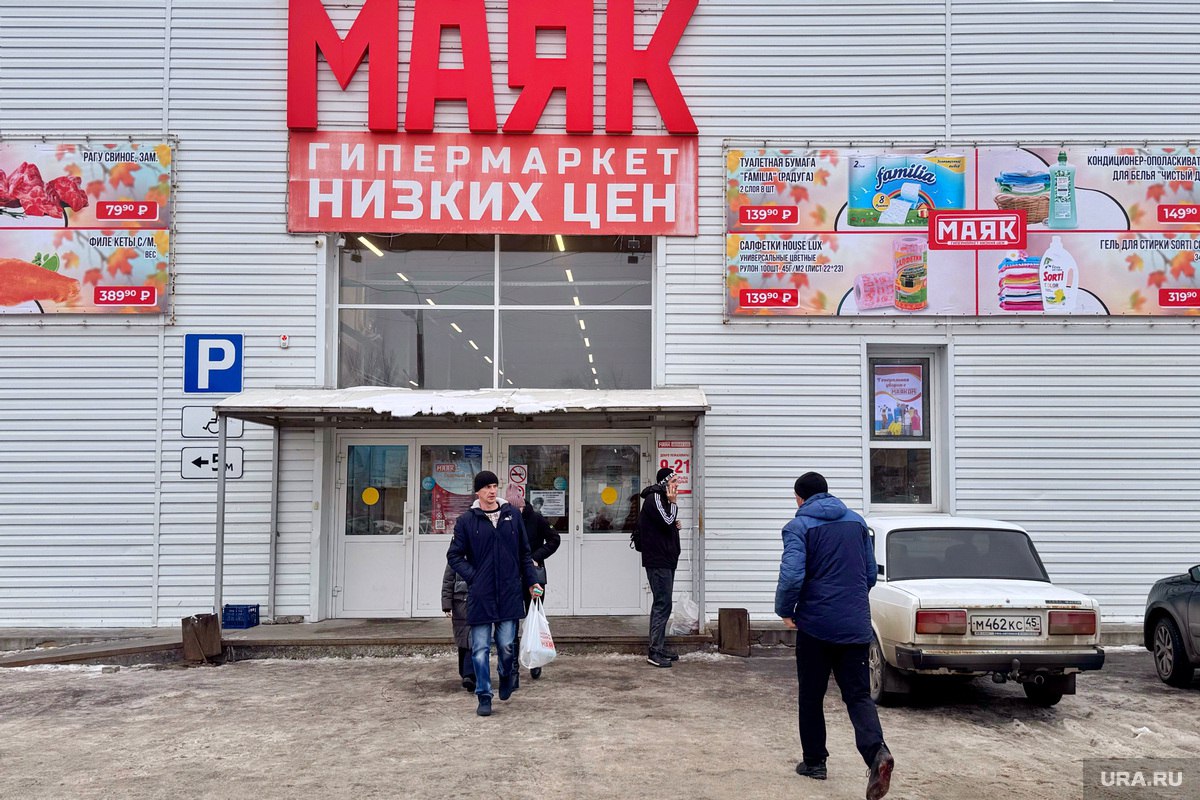Просрочку и фальсификат обнаружил Роспотребнадзор в магазинах сети "Маяк" в Тюмени Инспекторы проверили три точки "Маяка". В списке нарушений - продажа просроченной продукции, молочных продуктов с растительными жирами. Кроме того, в тушенке из оленины нашли ДНК птицы и свиньи, а в колбасе - запрещенные пищевые добавки. Владельцам сети "впаяли" штраф, а дело отправили в арбитражный суд. Как вам "Маяк"? Часто там закупаетесь?