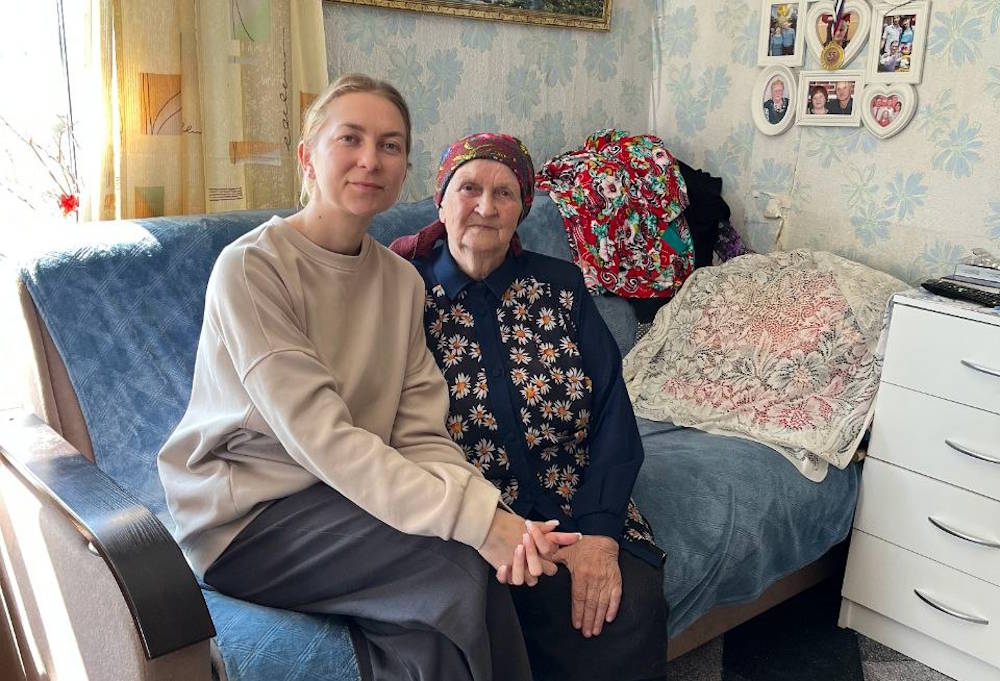 Ученые Перми побывали в диалектологической экспедиции в Коми-Пермяцком округе  Полевые исследования прошли в рамках проекта «Коми-пермяки в языковом и этнокультурном пространстве Прикамья» при поддержке Российского научного фонда. Ученые из Уральского отделения РАН и ПГНИУ в середине июля провели серию встреч с местными жителями Кочевского района,  записали рассказы о жизни, мифологические тексты, познакомились с традициями коми-пермяков и русских жителей округа, чтобы сохранить уникальное культурное наследие для будущих поколений.   Одна из задач подобных экспедиций – сбор материалов для хрестоматии с диалектными текстами и аудиоприложением. Благодаря этому любой желающий сможет не только прочитать, но и услышать аутентичную речь носителей языка.       >