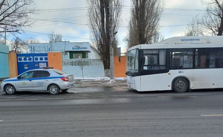 Вчера днём в Ростове автобус сбил пешехода  ДТП произошло в 12:40 на проспекте Шолохова. Как сообщили в отделе пропаганды УГИБДД по Ростовской области, 50-летний водитель за рулём автобуса «Нефаз 5299» ехал по проспекту Шолохова со стороны Театрального в направлении улицы Каяни и в районе дома № 8 на Шолохова, отъезжая от остановочного комплекса, сбил мужчину, который шёл к автобусу.  35-летнему пострадавшему пешеходу потребовалась госпитализация. #новости #ростов #дтп #автобус #ростовскаяобласть