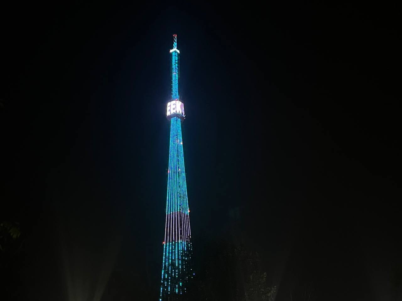 Казанская телебашня подсветится в честь Kazan Digital Week Во время проведения международного форума Kazan Digital Week 2025 Казанская телебашня будет подсвечена специальной тематической иллюминацией сообщили в пресс службе филиала РТРС РТПЦ Республики Татарстан С 17 по 19 сентября на телевышке Казани будет работать специальная архитектурно художественная подсветка в честь международного форума Kazan Digital Week 2025 Световое шоу по информации Радиотелевизионного передающего центра РТ можно будет наблюдать с 19 00 до 23 00 Подписаться Сообщить новость