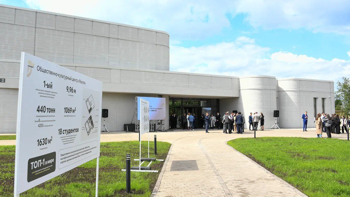 В Татарстане открыли самое высокое здание в России, напечатанное на 3D-принтере Объект: Общественно-культурный центр «Мелля» с. Мальбагуш, Азнакаевский район Рекорд: Самое высокое в России здание, созданное методом 3D-печати 10,1 м , внесено в Книгу рекордов России Особенности проекта: Технология: Строительный 3D-принтер официально сертифицированная методика Авторы: Студенты Альметьевского политехнического техникума Инфраструктура: — Многофункциональный зал с мультимедиа — Библиотека с коворкингом — Административные помещения — Фельдшерско-акушерский пункт Значение: Первый в РФ крупный объект с экспертизой 3D-печати Пример внедрения аддитивных технологий в строительство «Мелля» предлагает жителям села условия, соответствующие городским стандартам. Центр создан для работы, творчества и отдыха людей всех возрастов. Фото: Пресс-служба раиса Республики Татарстан