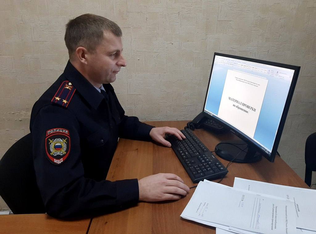 Очень хотелось выпить: жительница Канского муниципального округа продала украденный велосипед за бутылку пива Похищенное 45-летней сельской жительницей имущество оперативно было найдено участковым полицейским и возвращено законному владельцу, а обвиняемая предстала перед судом. Как оказалось, потерпевший 1963 г.р. был в приятельских отношениях с обвиняемой. В день происшествия даме захотелось выпить. Выходя со двора, женщина обратила внимание на стоявший в ограде соседа велосипед марки «Стеллс» и решила продать его, а на вырученные деньги купить спиртное. Увидев сидевшего у палисадника на лавочке односельчанина, она предложила ему «свой» велосипед за 1,5 литра пива. Бартер состоялся. Вернувшийся домой потерпевший обнаружил пропажу и обратился за помощью к местному участковому уполномоченному полиции. Ущерб мужчины составил 10 тысяч рублей. Полицейский установил всю картину произошедшего, а также виновницу события, которая сразу призналась в своих злоключениях. Велосипед был изъят и передан заявителю. Следственный отдел возбудил и расследовал уголовное дело по статье «Кража» и по итогам расследования направил его в судебный орган. Женщина осуждена к лишению свободы принудительными работами сроком на 1 год и 9 месяцев с удержанием из заработной платы 5 % в доход государства. Приговор она исполняет в исправительном центре. ГУ МВД России по Красноярскому краю