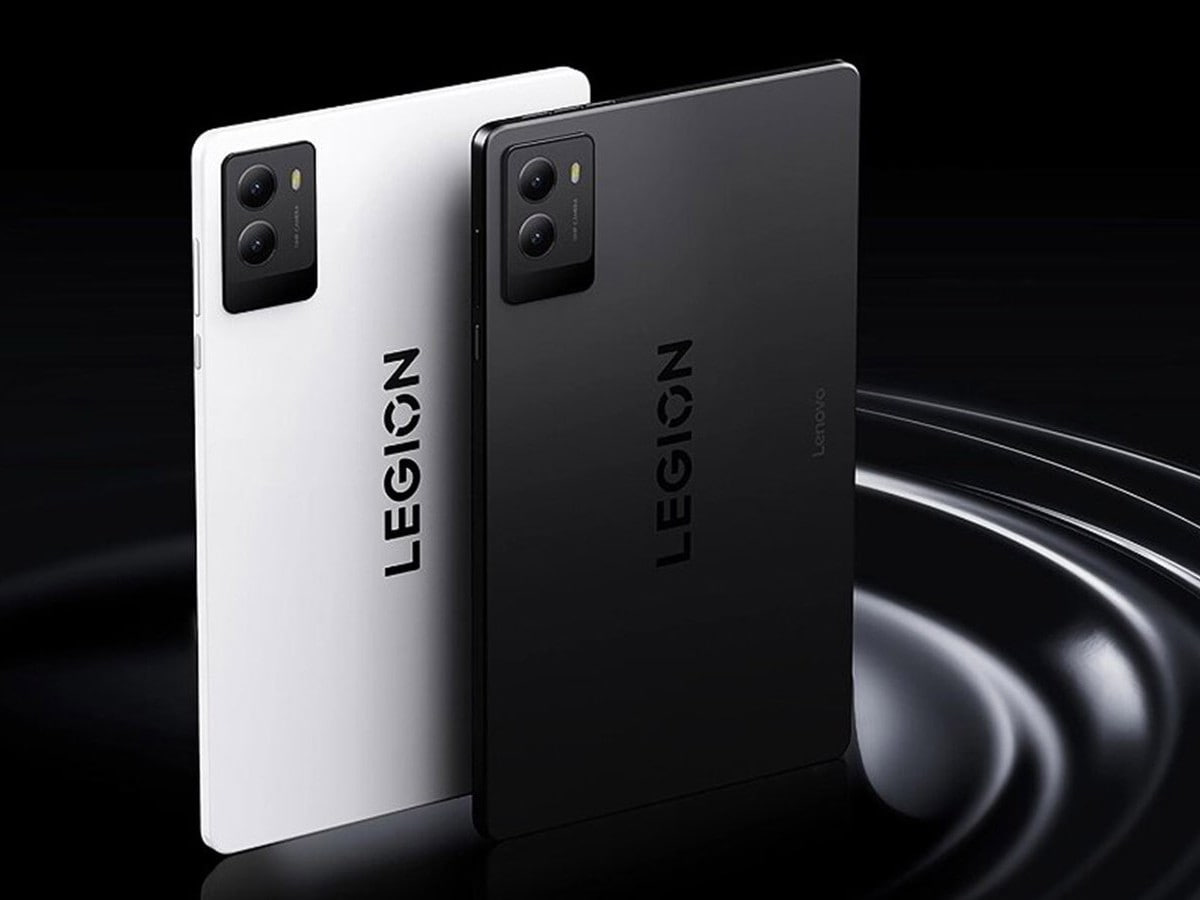 Lenovo открыла предзаказ на игровой планшет Legion Y700 2026 и чехол Legion Controller G9 Он получил IPS-экран на 8,8 дюймов со следующими характеристиками: разрешение – 3040x1904 точек, 165 Гц, тач 360 Гц, яркость до 600 нит, 12 бит, DCI-P3. Внутри устройства - процессор Qualcomm Snapdragon 8 Elite, 12/16 ГБ оперативной памяти, 256/512 ГБ встроенной памяти, слот под карты памяти до 2 ТБ, аккумулятор на 7600 мАч, два USB-C порта, операционную систему Android 15, Wi-Fi, Bluetooth 5.x и стереодинамики по 1.5 Вт. Специально для Legion Y700 2026 Lenovo выпустит чехол Legion Controller G9, превращающий планшет в портативную консоль. Прямо сейчас Legion Y700 2026 с 12 ГБ оперативной памяти и 256 ГБ встроенной памяти удастся предзаказать за 3299 юаней примерно 38 тысяч рублей , с 16 ГБ оперативной памяти и 512 ГБ встроенной памяти – за 3799 юаней около 43-44 тысяч рублей , чехол Legion Controller G9 – за 499 юаней примерно 5-6 тысяч рублей . Старт продаж в Китае запланирован на 20 мая