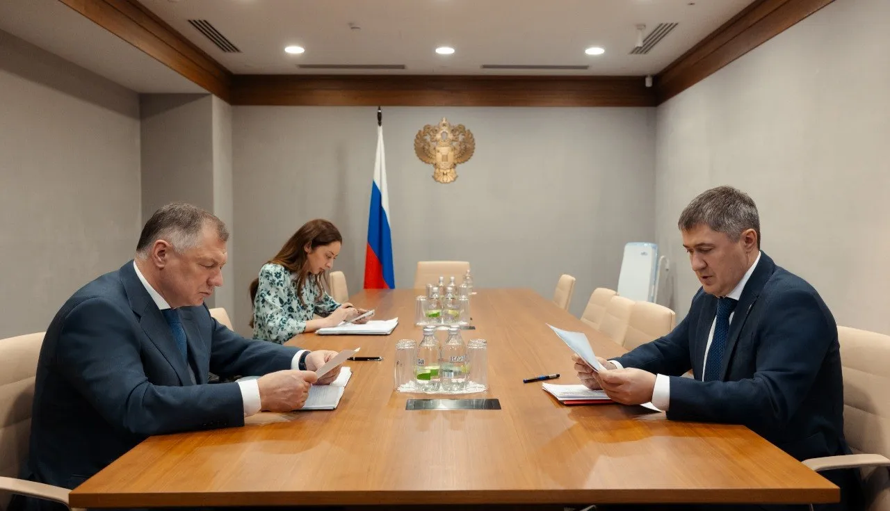 Провел рабочую встречу с губернатором Пермского края Дмитрием Николаевичем Махониным Реализация госпрограмм и нацпроектов в Пермском крае идет на хорошем уровне регион стабильно находится в зелёной зоне по ключевым показателям Отмечу положительную динамику в жилищном строительстве За прошлый год введено 1 76 млн кв м жилья это выше уровня 2024 года Хороший темп сохраняется и в текущем году Пермский край также входит в число лидеров Приволжского федерального округа по вводу жилья чему в том числе способствуют проекты в рамках программы инфраструктурных кредитов Обсудили с коллегой и дорожную деятельность В регионе значительная часть опорной сети приведена в нормативное состояние Важный результат системной работы Но с учетом роста транспортной нагрузки нужно усилить меры по снижению аварийности Также обсудили перспективный проект мостового перехода через Каму в Перми Он позволит разгрузить существующий мост и улучшить транспортную доступность территорий Благодарю Дмитрия Николаевича и его команду за системный подход к работе Важно сохранять темп и последовательно решать поставленные задачи