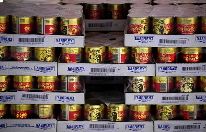 "Главпродукт" перешел в собственность РФ в лице Росимущества Запись о том, что собственником основного юридического лица холдинга - ООО "Промсельхозинвест" - является государство, появилась в ЕГРЮЛ 28 июля. Как сообщалось, 11 июля Арбитражный суд Москвы удовлетворил иск Генпрокуратуры к американской Universal Beverage Company, которой принадлежал "Главпродукт", и ее акционеру Леониду Смирнову об обращении в доход государства основных активов холдинга. Фото: Максим Богодвид/РИА Новости