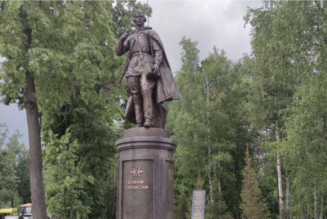 В плащ-палатке, с рацией и автоматом: в Москве установили памятник Воинам-связистам Он появился в Парке Победы на аллее Связистов. Памятник выполнен из бронзы и гранита и представляет собой фигуру солдата-связиста времен Великой Отечественной с переносной радиостанцией РБС 4-Р , сообщили в Мосгорнаследии. Солдат стоит на гранитном постаменте в развевающейся на ветру плащ-палатке с автоматом ППШ за спиной. Памятник создали скульптор Алексей Чебаненко и архитектор Андрей Белый. Также накануне стало известно, что в Москве, возле станции метро "Сокольники" установят памятник метростроителям России, об этом сообщил мэр столицы Сергей Собянин. В этом году метрополитену Москвы исполнилось 90 лет. Первая линия, которая была открыта в 1935-м году, пролегла от "Сокольников" до "Парка культуры"