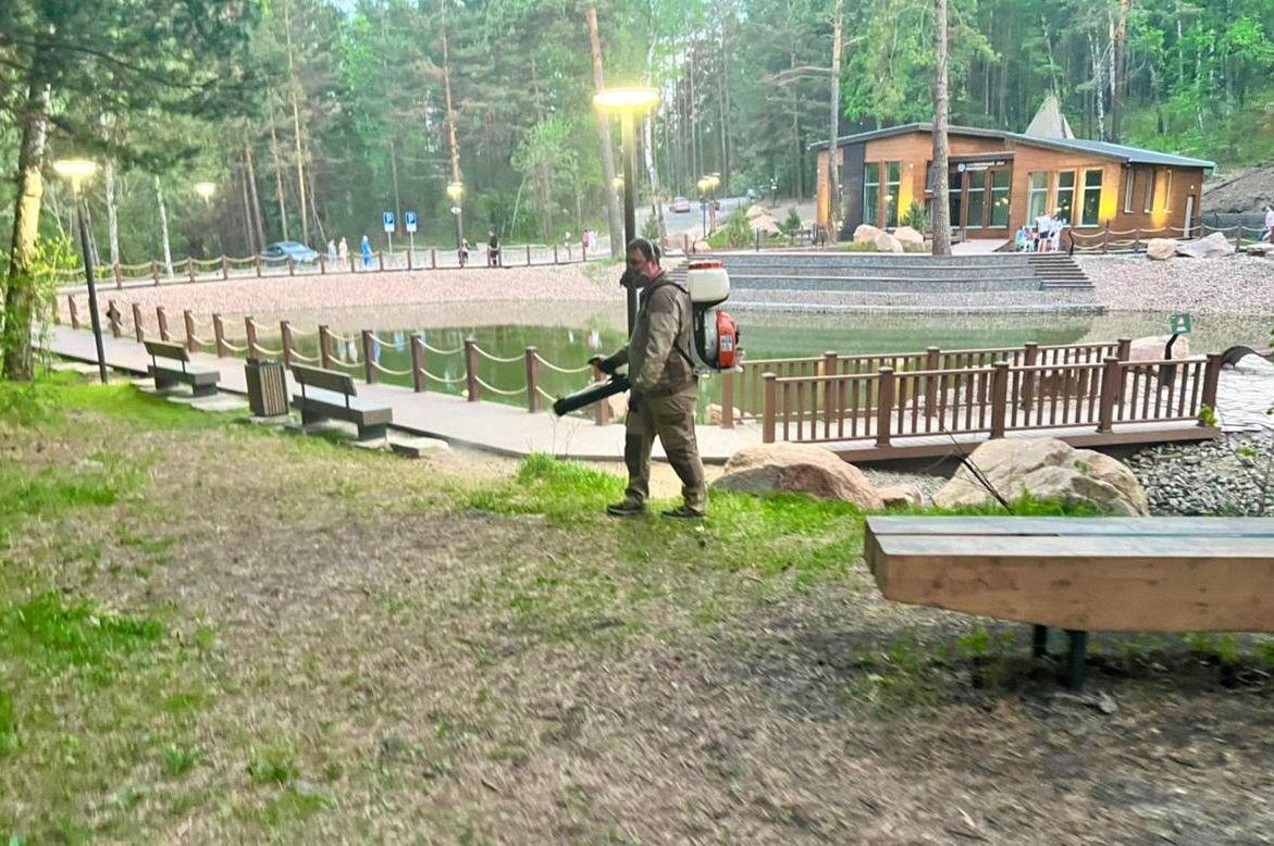 В Красноярске обработают от клещей экопарки и «Столбы». Когда там лучше не гулять? Как сообщили в Туристском информационном центре края ТИЦ , с 5 по 7 мая запланирована обработка территории от клещей: экопарка «Гремячая грива», визит-центра «Столбы. Восточный вход», визит-центра «Серебряный лог» и экопарка «Юдинская долина». «Для удобства жителей и гостей города обработка будет производиться в рабочие дни. Помните, что акарицидная обработка снижает риск встречи с клещами, но не даёт 100% защиты», — уточнили в ТИЦ. Для безопасности специалисты не рекомендуют находиться в обработанных местах минимум сутки. В майские праздники визит-центры будут работать в привычном режиме.