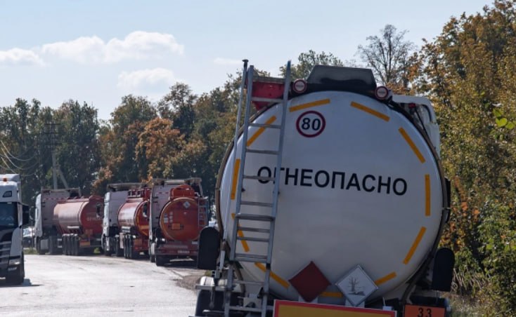 На фоне высокого спроса и внеплановых остановок нефтеперерабатывающих заводов в июле возобновились продажи бензина из Белоруссии через Петербургскую биржу Это произошло после продолжительного перерыва начавшегося осенью 2024 года выяснил РБК В самой бирже уточнили что за июль сентябрь на торгах реализовано 96 9 тыс тонн белорусских нефтепродуктов что на 36 больше аналогичного периода прошлого года Только за сентябрь продажи бензина с белорусских НПЗ выросли на 168 месяц к месяцу а дизеля на 83 Поставки топлива из Белоруссии носят непостоянный характер и в этот раз их возобновление совпало с началом роста напряжения на внутреннем рынке топлива в России Эксперты считают их долю в общем объеме спроса небольшой но важной для решения ситуативных проблем Фото Олег Спиридонов Бизнес Online Global Look Press Читать РБК в Telegram
