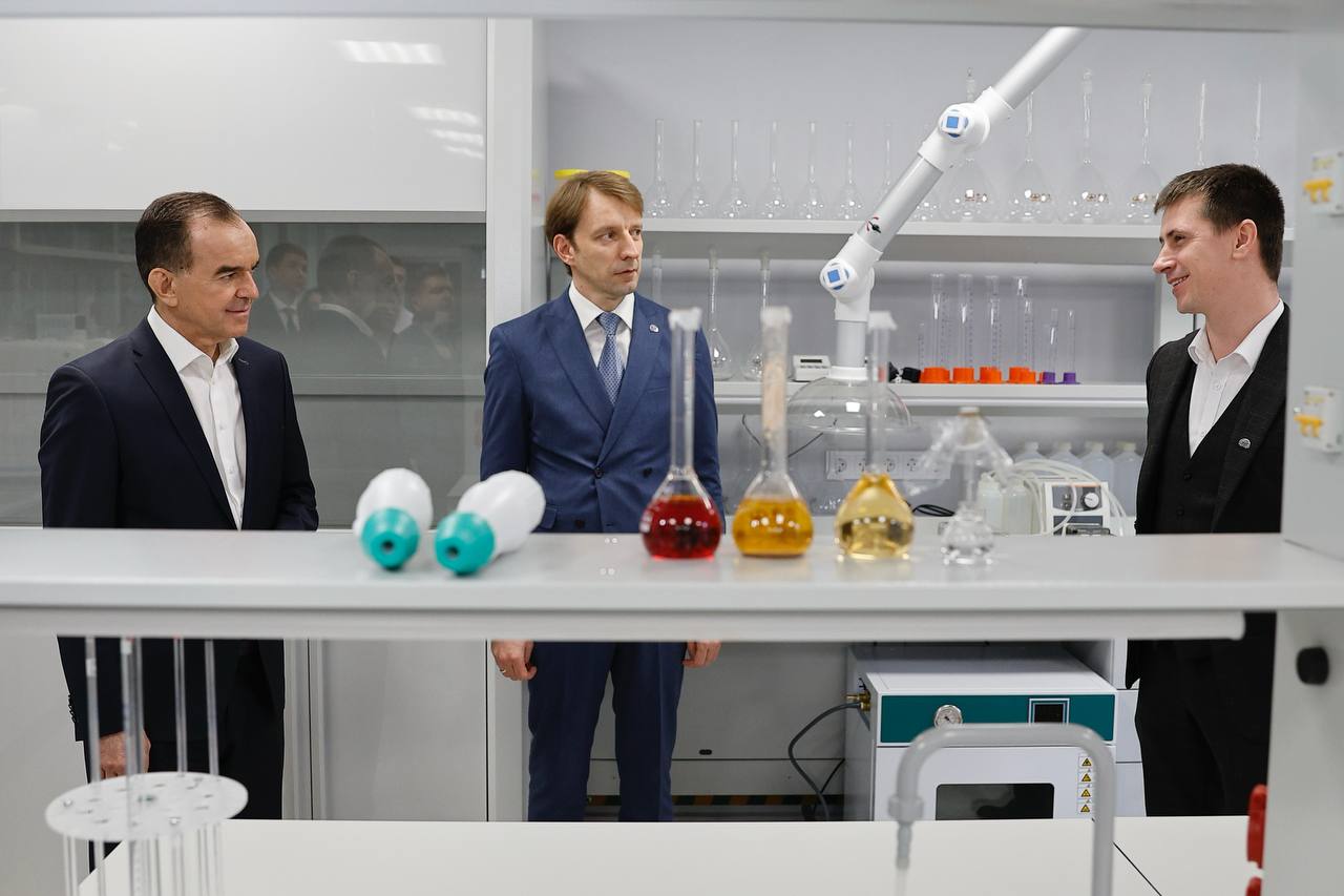 Вениамин Кондратьев поздравил кубанского учёного с престижной научной наградой Губернатор Кубани поздравил Дмитрия Бутыльского ведущего научного сотрудника и доцента Кубанского государственного университета с присуждением премии Президента России в области науки и инноваций для молодых ученых за 2025 год Бутыльский стал одним из семи лауреатов в стране Премию он получил за разработку мембран и методов селективного разделения и концентрирования ионов а также за малореагентную технологию извлечения лития из природных вод и техногенных растворов это важный шаг в эффективном получении лития спрос на который стремительно растёт в мире Кубанские Новости   Мы в MAX