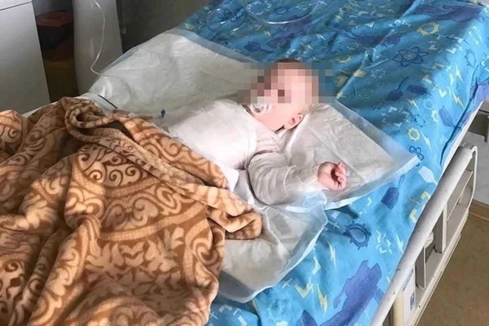 На Кубани 10-месячная кроха умерла от препарата для усыпления животных. Суд оценил смерть малышки в 1,2 млн рублей 10-месячная малышка умерла в больнице Темрюка после укола препарата, который применяют при эвтаназии животных. Медсестра промывала катетер и спутала лекарства. Родители требовали 6 миллионов. Суд назначил 1,2. Больница считала, что смерть ребёнка стоит 50–120 тысяч. Прощения от виновной они так и не услышали. Семья хочет обжаловать сумму. Больница — тоже. Медсестра признана виновной. Её приговорили к 2 годам ограничения свободы и запретили работать в медицине — на те же 2 года. Уже в 2026-м она сможет снова устроиться в больницу. Уголовное дело — закрыто. Но история для семьи продолжается.