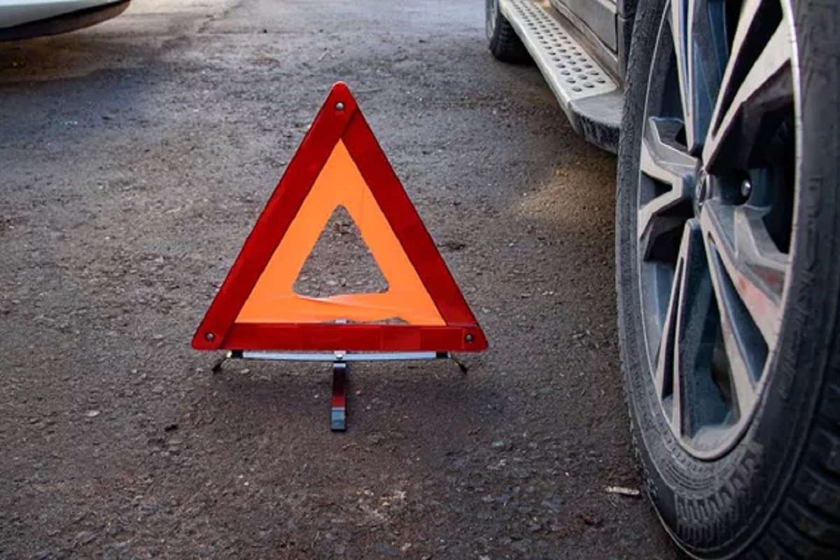 В Москве перевернулся кроссовер совладелицы авиакомпании S7 Марии Филевой В Москве произошло ДТП с участием купе-кроссовера Mercedes-Benz AMG GLE, принадлежащего богатейшей женщине России. Стало известно, что в аварию попал автомобиль Марии Филевой, которая является совладелицей авиакомпании S7. Авария случилась утром 5 июля на перекрестке Щелковского шоссе и 13-й Парковой улицы. Иномарка столкнулась с двумя другими автомобилями, после чего перевернулась. Предварительно, за рулем кроссовера в момент инцидента находился 23-летний Святослав Б. Мужчина доставлен в больницу. Что касается Филевой, находилась ли она в «Мерседесе» в момент ДТП, не сообщается.