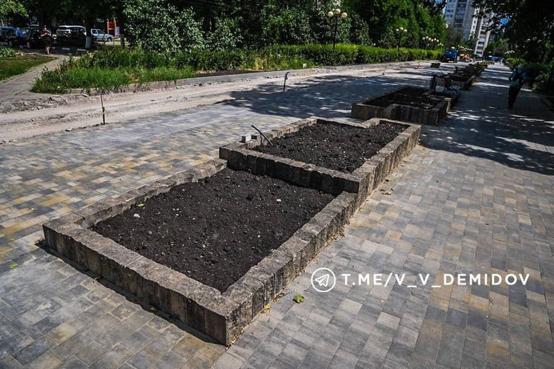 Розарий вновь появится на бульваре Первого Салюта в Белгороде после обновления сквера Привычный для жителей Белгорода розарий вновь появится на бульваре Первого Салюта после благоустройства. Об этом в соцсетях рассказал мэр облцентра Валентин Демидов. По словам градоначальника, клумбы будут украшены розами различных оттенков, которые будут цвести с ранней весны и до поздней осени. Также планируется оборудовать клумбы системой автополива. В ходе работ по обновлению бульвара на данный момент на центральных аллеях уложено 85% тротуарной плитки. Также установлены декоративные бетонные клумбы, продолжается создание велодорожки, которая будет проходить по всей территории сквера. Поддержать бустом
