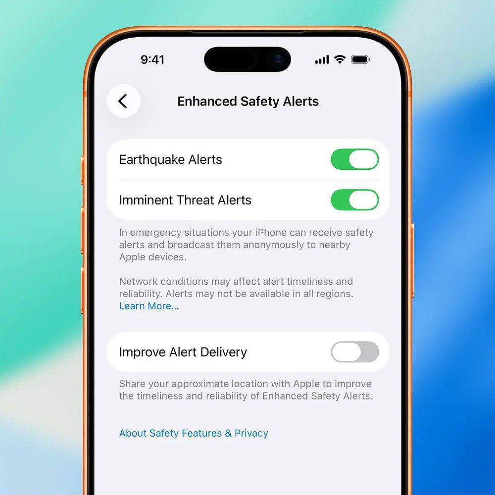iPhone тоже будут отправлять предупреждения о землетрясениях Компания Apple внедряет на iPhone систему предупреждений о землетрясениях аналогичную той что уже много лет работает на Android устройствах Новая функция станет доступной с обновлением iOS 26 2 В рамках обновления будет активирована функция Расширенные уведомления безопасности которая позволит получать более быстрые и точные предупреждения о землетрясениях и других чрезвычайных ситуациях Настройки системы будут доступны в разделе Уведомления где пользователи смогут персонализировать сигналы в зависимости от региона Для более точной работы Apple будет запрашивать разрешение на передачу приблизительных данных о местоположении пользователя Во время землетрясения на устройство будет приходить специальное уведомление с уникальным звуковым сигналом отличным от обычных оповещений О сроках запуска системы в Турции пока официальной информации нет