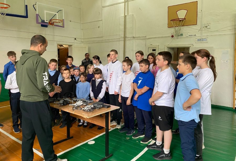 В Крапивинском доме детского творчества стартовал проект «Азбука пилотирования» В Крапивинском муниципальном округе приступили к реализации проекта «Азбука пилотирования». Среди победителей грантового конкурса Движения Первых — проект Крапивинского дома детского творчества «Азбука пилотирования». Он нацелен на обучение школьников управлению беспилотными летательными аппаратами. Проект включает разработку краткосрочной программы о беспилотных летательных аппаратах БПЛА . Организаторы планируют обучить не менее 500 школьников в возрасте от 11 до 14 лет управлению и применению БПЛА на практике. В муниципальном палаточном лагере «Отважный» пройдет пятидневная профильная смена «БПЛА».