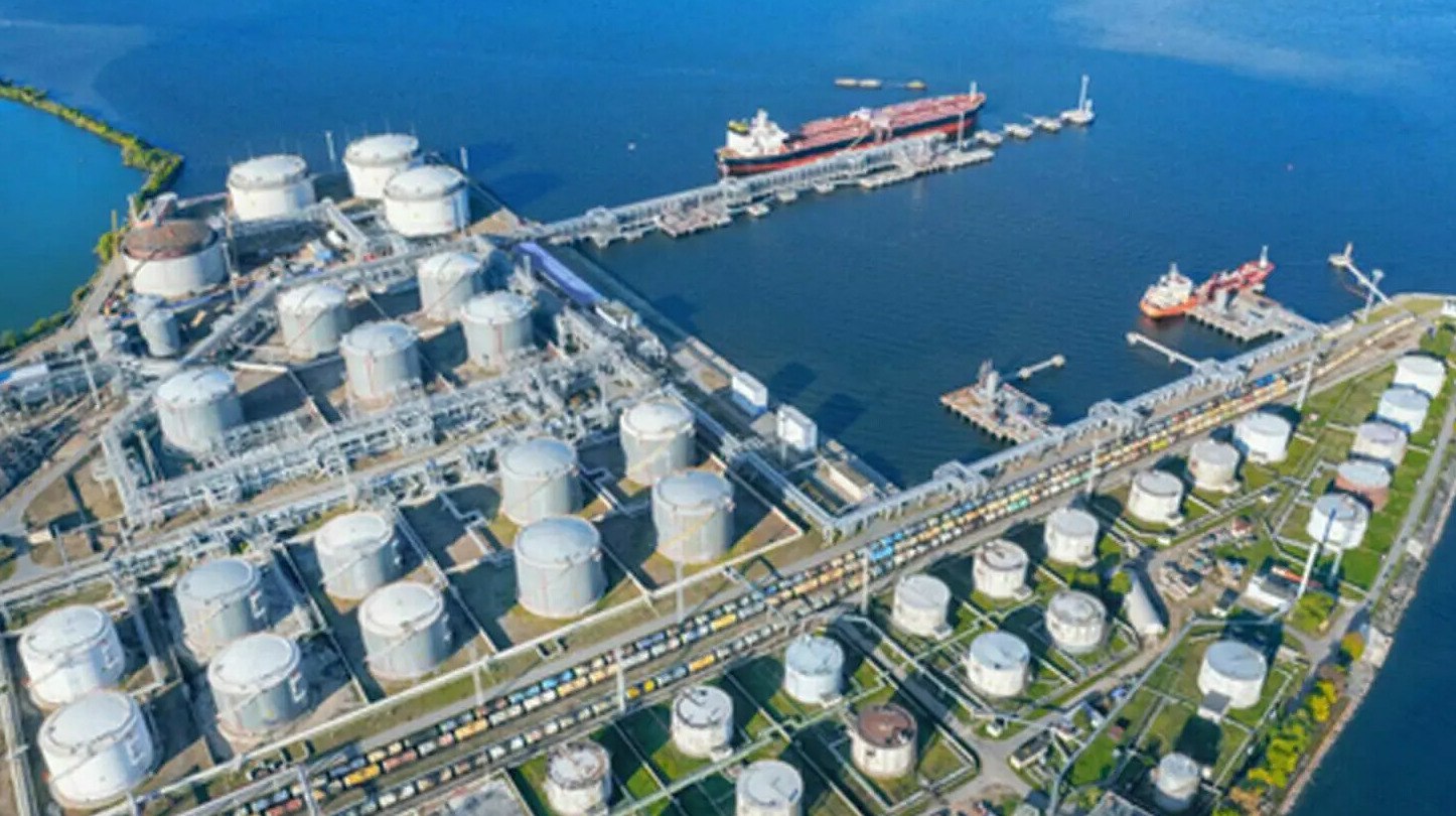 КТК урезал декабрьский экспорт нефти на треть из за проблем с ВПУ 3 КТК уменьшил план экспорта нефти в декабре на треть из за задержки ввода в эксплуатацию установки ВПУ 3 объем может сократиться еще больше передает ArbatMedia Первоначально в декабре планировалось отгрузить около 6 7 миллиона тонн нефти сорта CPC Blend однако теперь объем снижен до 4 5 миллиона тонн Как сообщают источники дальнейшее сокращение также возможно всё будет зависеть от сроков запуска третьей выносной причальной установки По информации Telegram канала NRG monitor с начала декабря на терминале Каспийского трубопроводного консорциума перешли на отгрузку только танкеров класса Suezmax каждый из которых вмещает около 135 тысяч тонн нефти Это ограничение также влияет на логистику и объемы поставок Кроме того эксперты отмечают что на месторождении Карачаганак добыча нефти снизилась примерно на треть что также может отразиться на общем объеме экспорта Прислать новость