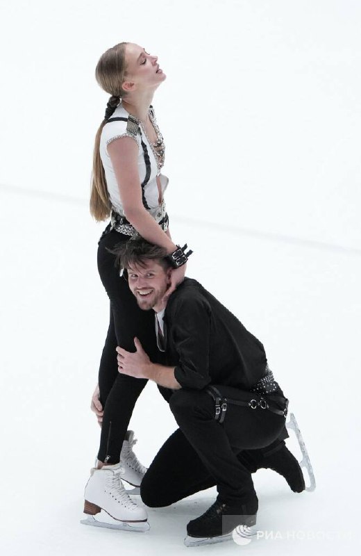 Степанова и Букин лидируют после ритм танца на чемпионате России Действующие чемпионы России в танцах на льду получили за свой прокат 87 45 балла На второй позиции располагаются Василиса Кагановская и Максим Некрасов 84 82 балла третьими идут Екатерина Миронова и Евгений Устенко 80 22 Произвольные танцы участники представят в субботу Турнир в Санкт Петербурге продлится до 21 декабря Подписывайтесь на РИА Новости Спорт в MAX