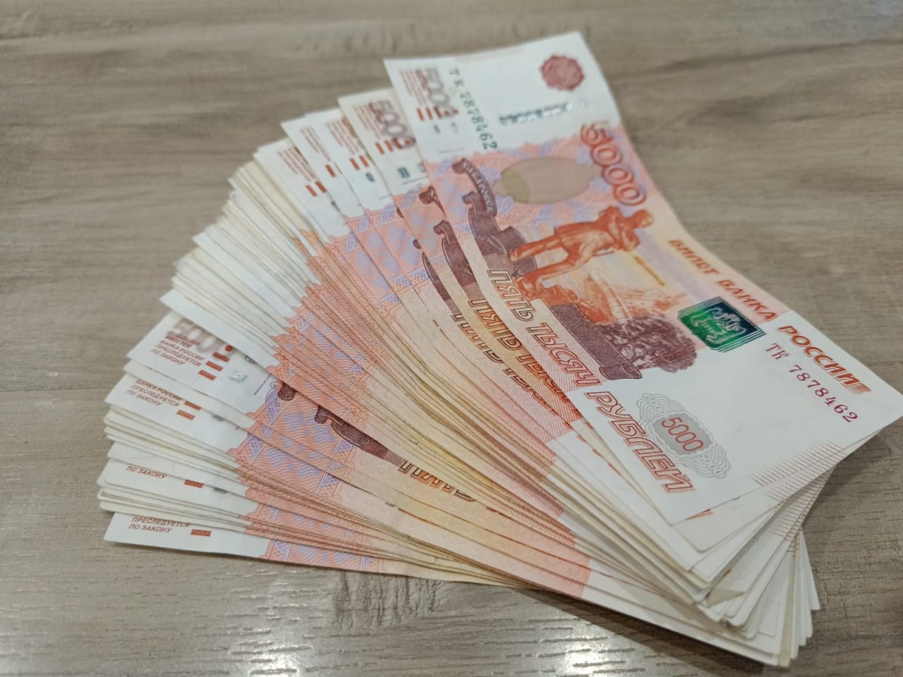 По сто тысяч рублей на четвертого ребенка хотят выплачивать в Белогорске Накануне Дня защиты детей власти Белогорска обсудили введение двух дополнительных мер поддержки семей с детьми, сообщил глава города Станислав Мелюков в своем телеграм-канале. Первая из них касается детей с ОВЗ. С 31 мая все дети с ограниченными возможностями здоровья независимо от города или района проживания смогут бесплатно посещать муниципальные аттракционы. Вход для сопровождающих также бесплатный – достаточно предъявить удостоверение. Вторая мера поддержки предусмотрена для многодетных семей. В Белогорске хотят выплачивать из местного бюджета по 100 тысяч рублей семьям, в которых родился четвертый и последующий ребенок. В июне администрация вынесет соответствующие изменения в «Положении об адресной помощи» на заседание горсовета. «Попрошу депутатов распространить эту норму с 1 января 2025 года. Надеюсь, поддержат», - написал Станислав Мелюков.