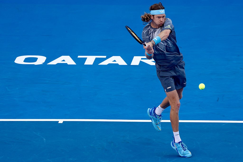 Российский теннисист Андрей Рублев вышел в полуфинал турнира ATP в Дохе В 1 4 финала 28 летний Рублев пятый сеяный победил грека Стефаноса Циципаса 33 ю ракетку мира со счетом 6 3 7 6 7 2 Следующим соперником Рублева станет победитель пары Карлос Алькарас Испания Карен Хачанов Россия Рублев занимает 14 е место в мировом рейтинге на его счету 17 титулов ATP Турнир категории ATP 500 в Дохе с призовым фондом 2 83 млн завершится 21 февраля Getty Images Подписаться на РБК Спорт