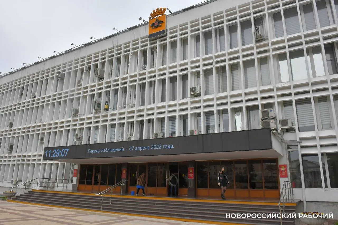 В Новороссийске назначена новая и о замглавы вместо Екатерины Степаненко Исполняющей обязанности заместителя главы муниципального образования город Новороссийск назначена Наталья Ищенко вместо ушедшей со своего поста Екатерины Степаненко Она как и ее предшественница будет курировать направление архитектуры и градостроительства имущественные и земельные отношения сферу курортов и туризма и т д Информация о новой и о замглавы появилась на сайте администрации Родилась Наталья Николаевна в Ульяновске После окончания Казанского государственного университета получила специальность юриста В перечне учреждений в которых она получала дополнительное образование в частности значатся Российская академия архитектуры и строительных наук Национальный университет современных технологий Московский архитектурный институт Начинала трудовой путь медсестрой в больнице Работала юрисконсультом в Ульяновске Трудовая деятельность в структурах администрации Новороссийска началась в 2015 году В 2024 году была на должности главного архитектора администрации Геленджика С 2025 года Наталья Ищенко и о начальника управления главный архитектор управления архитектуры и градостроительства администрации муниципального образования город Новороссийск Ранее временно исполняла обязанности замглавы Людмила Гребенюк сейчас она снова возглавляет правовое управление администрации Новороссийска novorab official Мы в МАХ